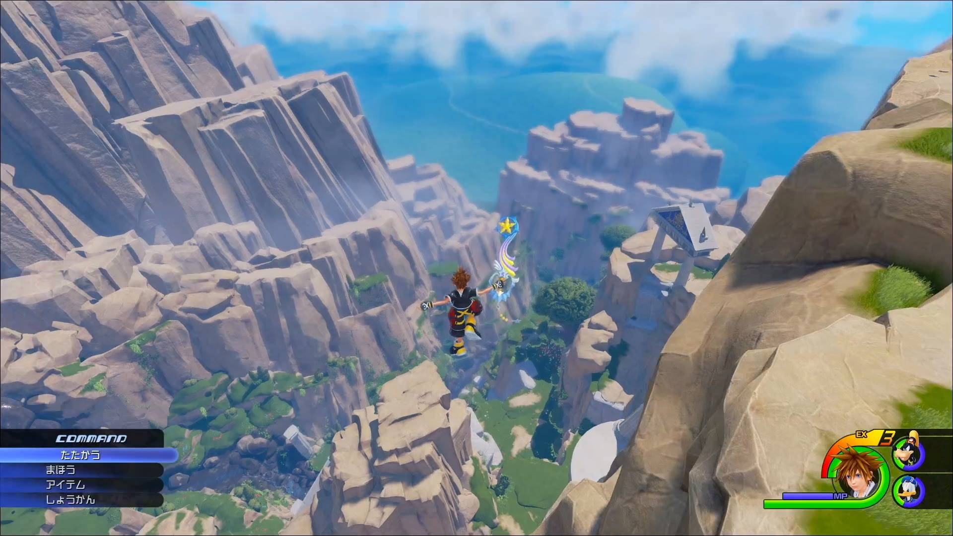 Kingdom Hearts 3 桌布 壁紙 — 一個角色在明亮的藍天下滑翔穿過一個廣闊的峽谷，有岩石峭壁和遠處的海洋。