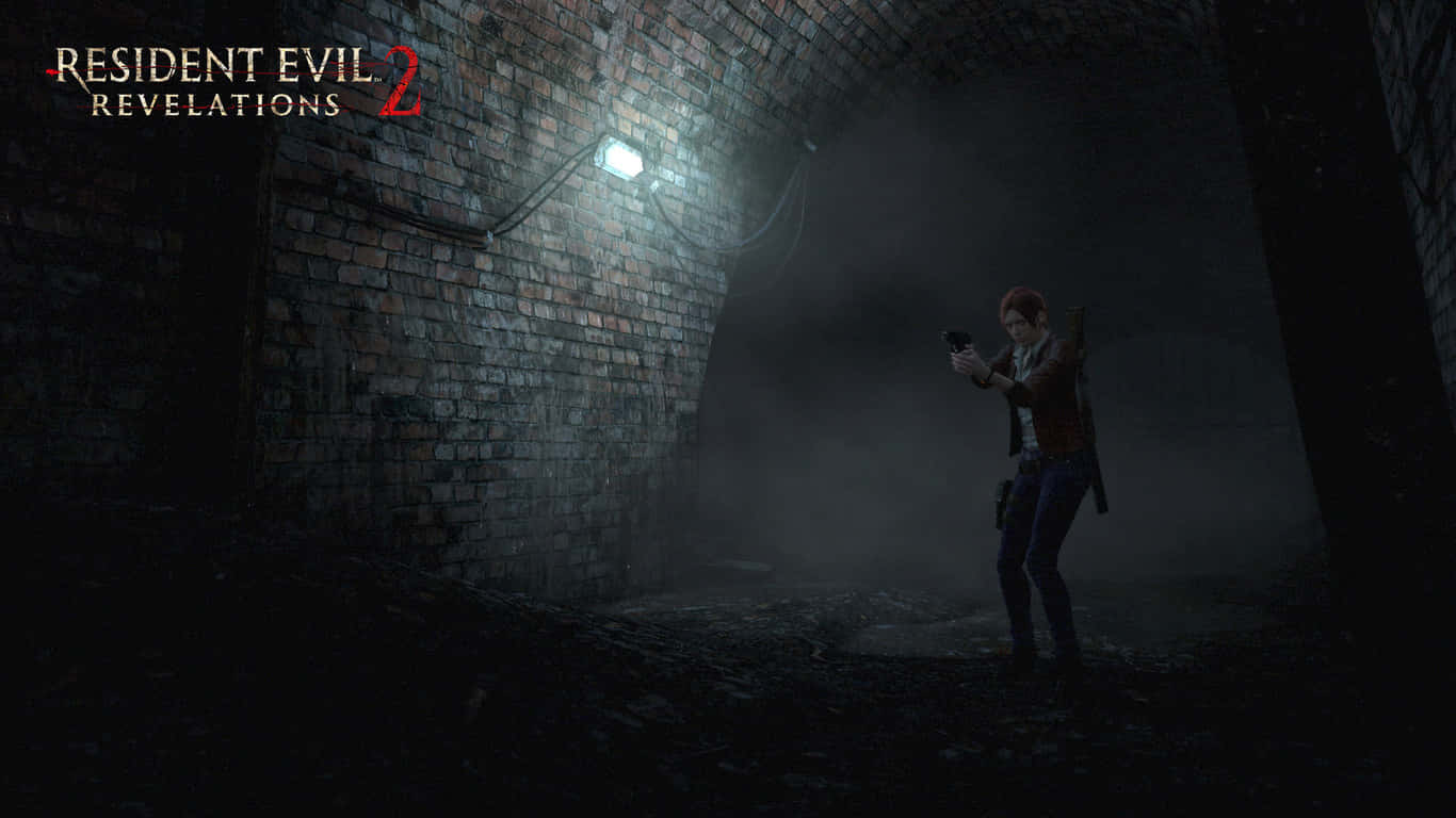 1366x768 Resident Evil 2 桌布 壁紙 — 一個角色在黑暗的磚砌隧道中，在單一閃爍的燈光下拿著槍，周圍有霧氣旋轉。