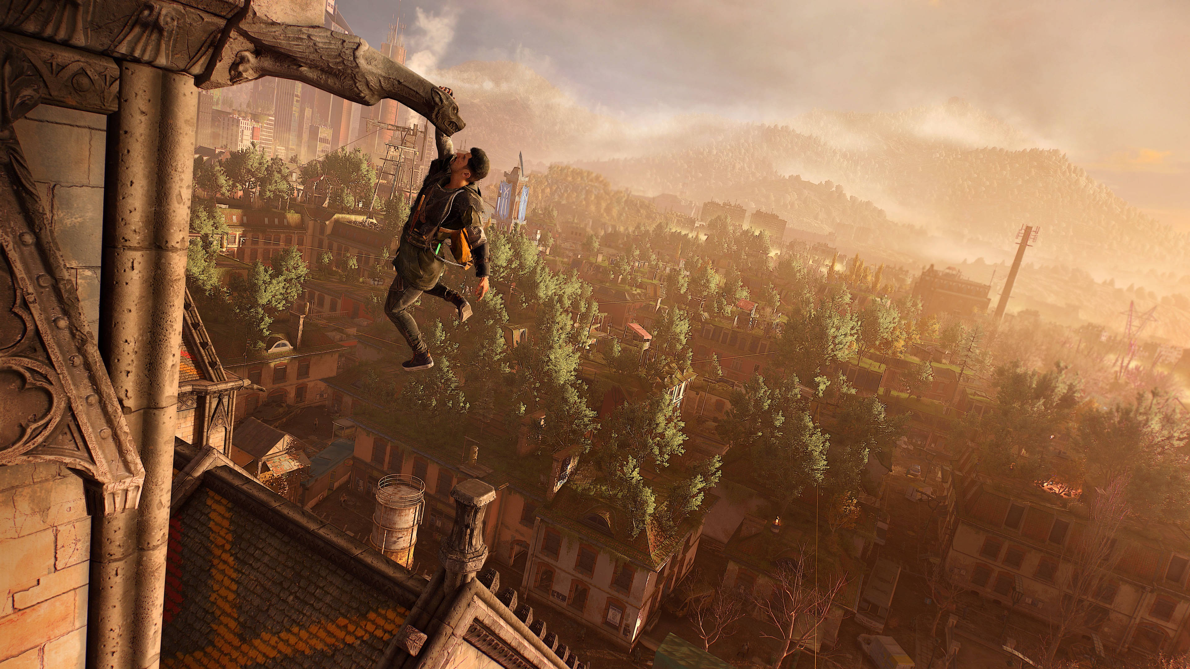 Dying Light 2 桌布 壁紙 — 一個角色從石拱門上擺盪，越過沐浴在金色夕陽下的廣闊城市景觀。