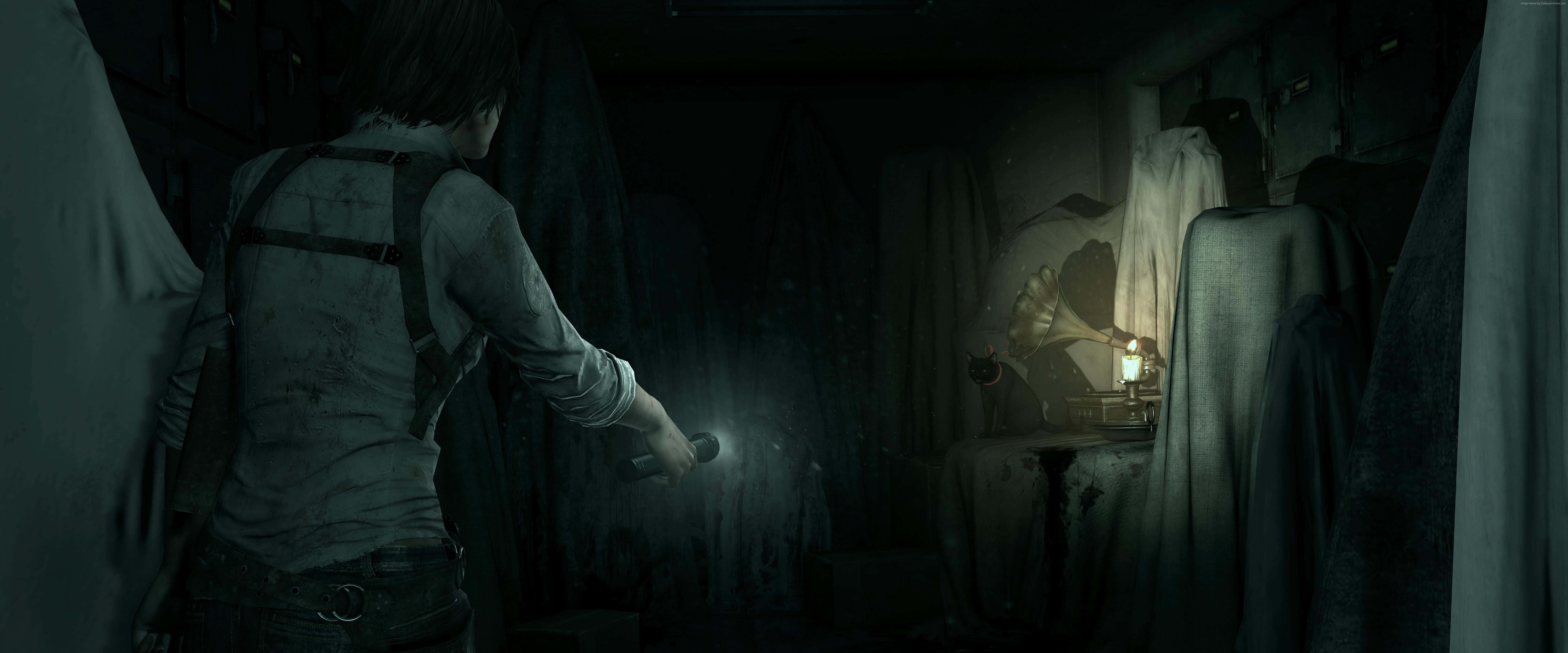 Horror Games 桌布 壁紙 — 一個角色拿著手電筒探索一個燈光昏暗、陰森的房間，房間裡佈滿了披著布的人影和一個發光的燈籠。