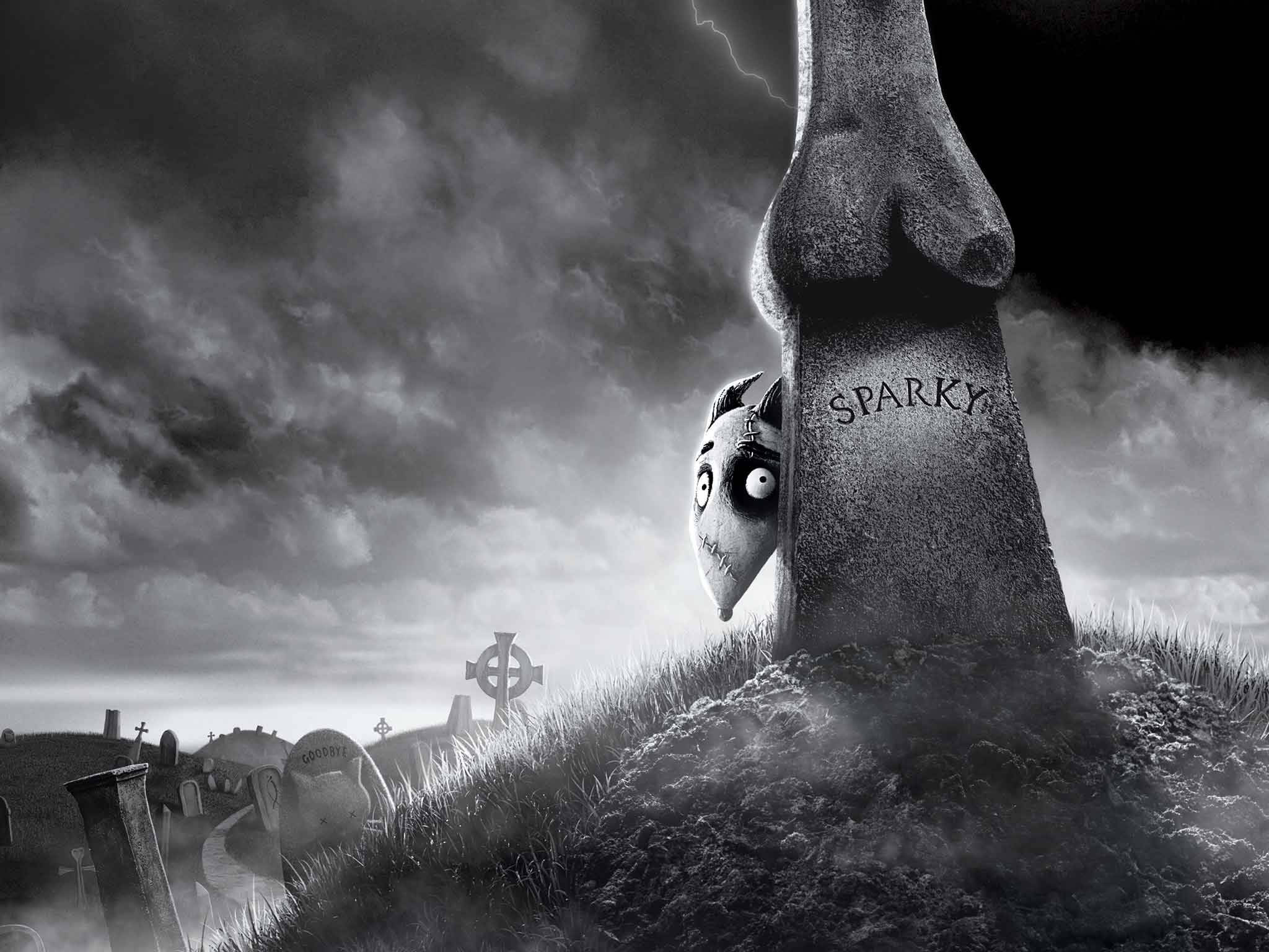 Frankenweenie 桌布 壁紙 — 一個詭異的動畫角色在暴風雨的天空下，從霧氣瀰漫的墓地中刻有Sparky的墓碑後面探出頭來。