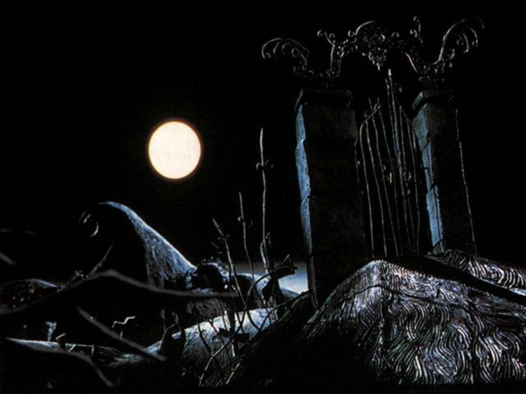nightmare 桌布 壁紙 — 一個詭異的月光墓地，有華麗的大門和扭曲的墓碑，在發光的滿月下。