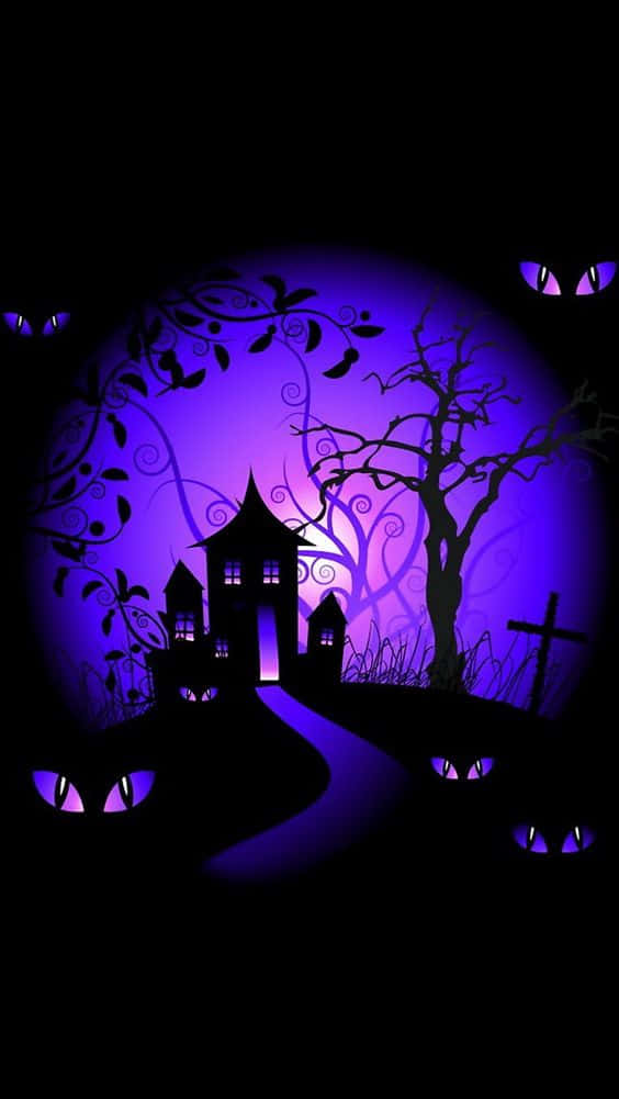 Purple Halloween 桌布 壁紙 — 一個詭異的紫色鬼屋剪影，周圍環繞著發光的貓眼和扭曲的樹木，背景是黑暗的天空。