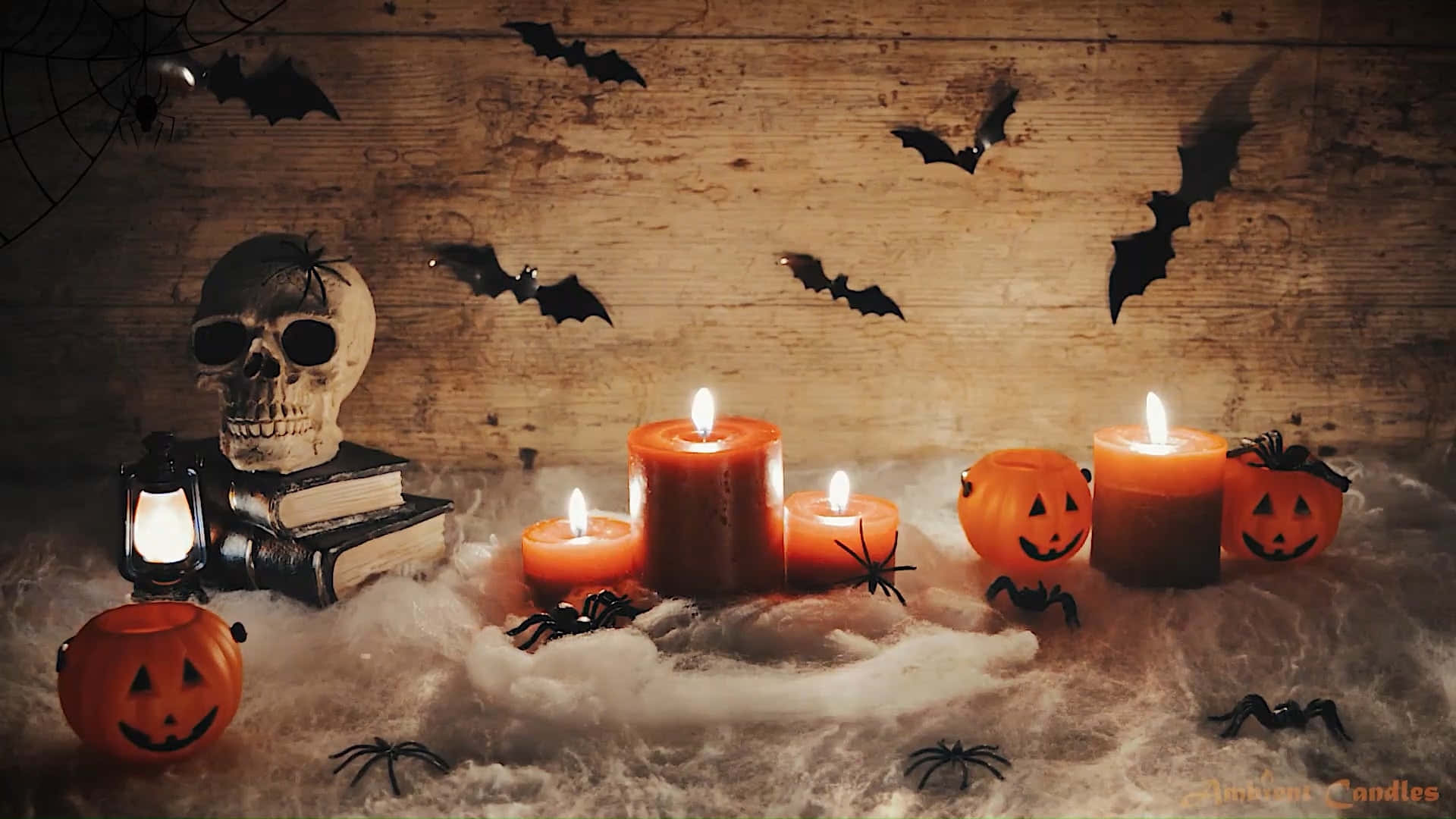 Halloween Zoom 桌布 壁紙 — 一個詭異的萬聖節場景，在質樸的木質背景上，有發光的橙色蠟燭、南瓜燈、一個骷髏頭和蝙蝠。