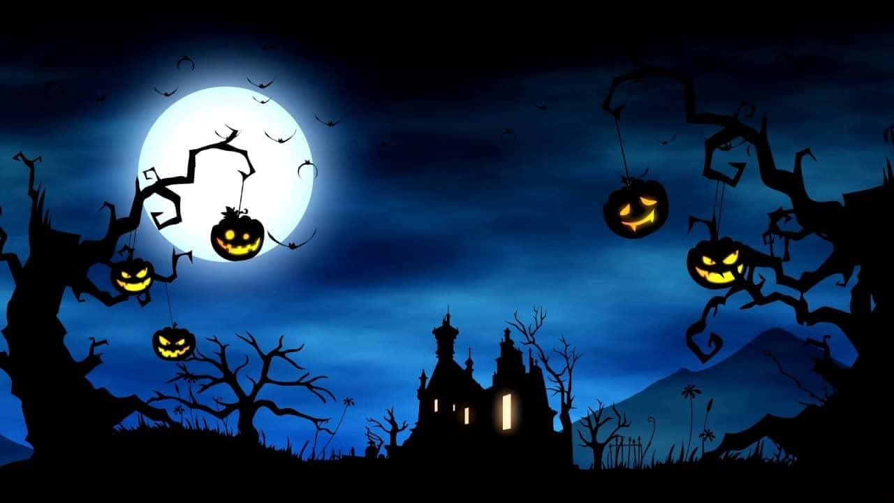Animated Halloween 桌布 壁紙 — 一個詭異的萬聖節夜晚，發光的傑克南瓜燈掛在扭曲的樹上，背景是滿月和鬼城堡的剪影。