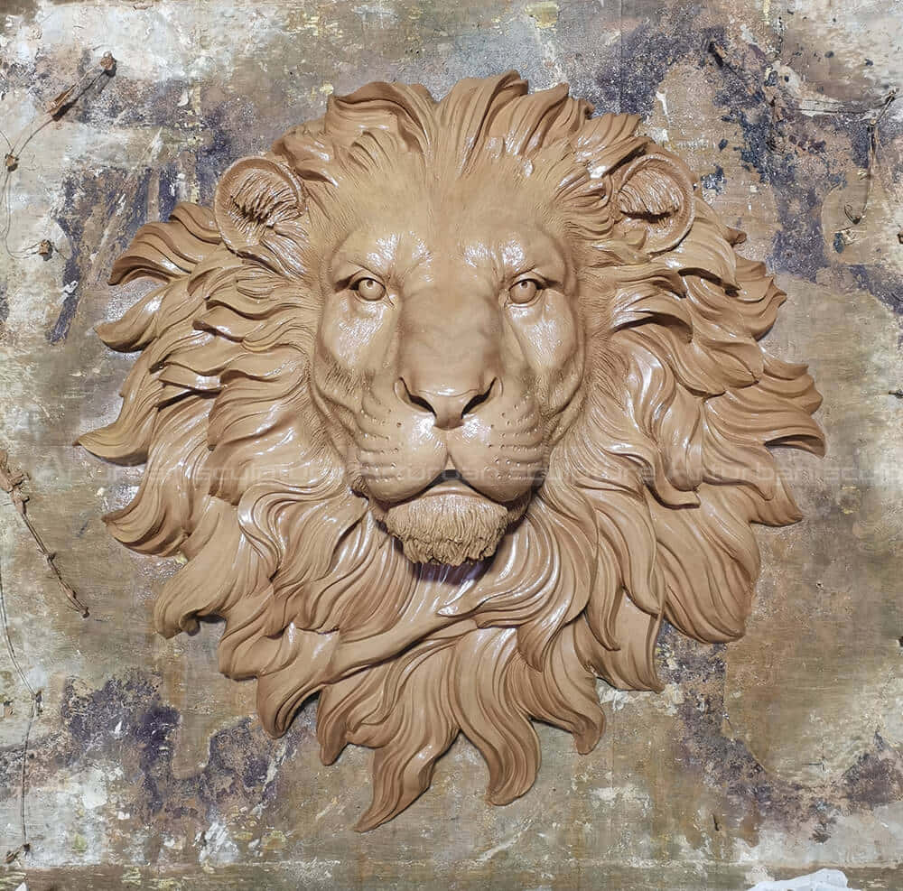 Lion Head 桌布 壁紙 — 一個詳細的3D浮雕獅子頭雕塑，帶有流動的鬃毛，安裝在風化的金屬牆上。