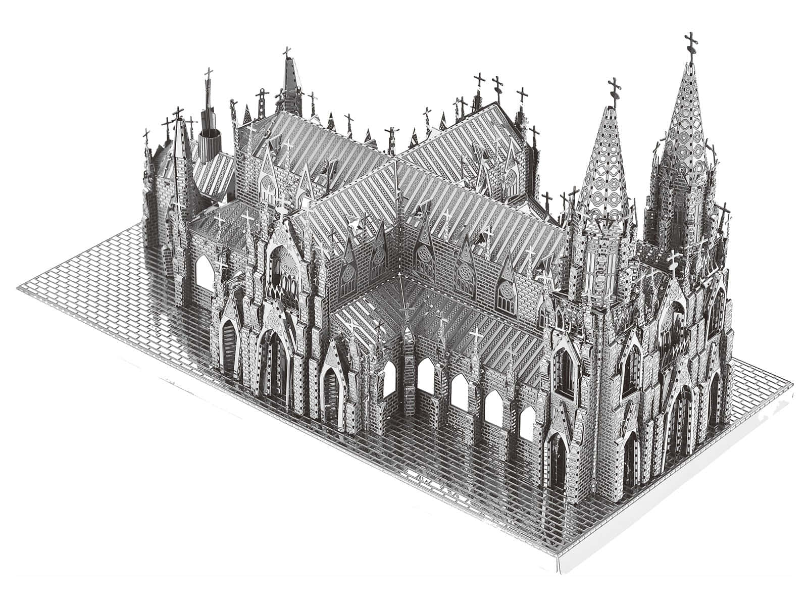 建築 桌布 壁紙 — 一個詳細的3D金屬模型，展示了一座哥德式大教堂，帶有尖塔、十字架和拱形窗戶，置於網格底座上。