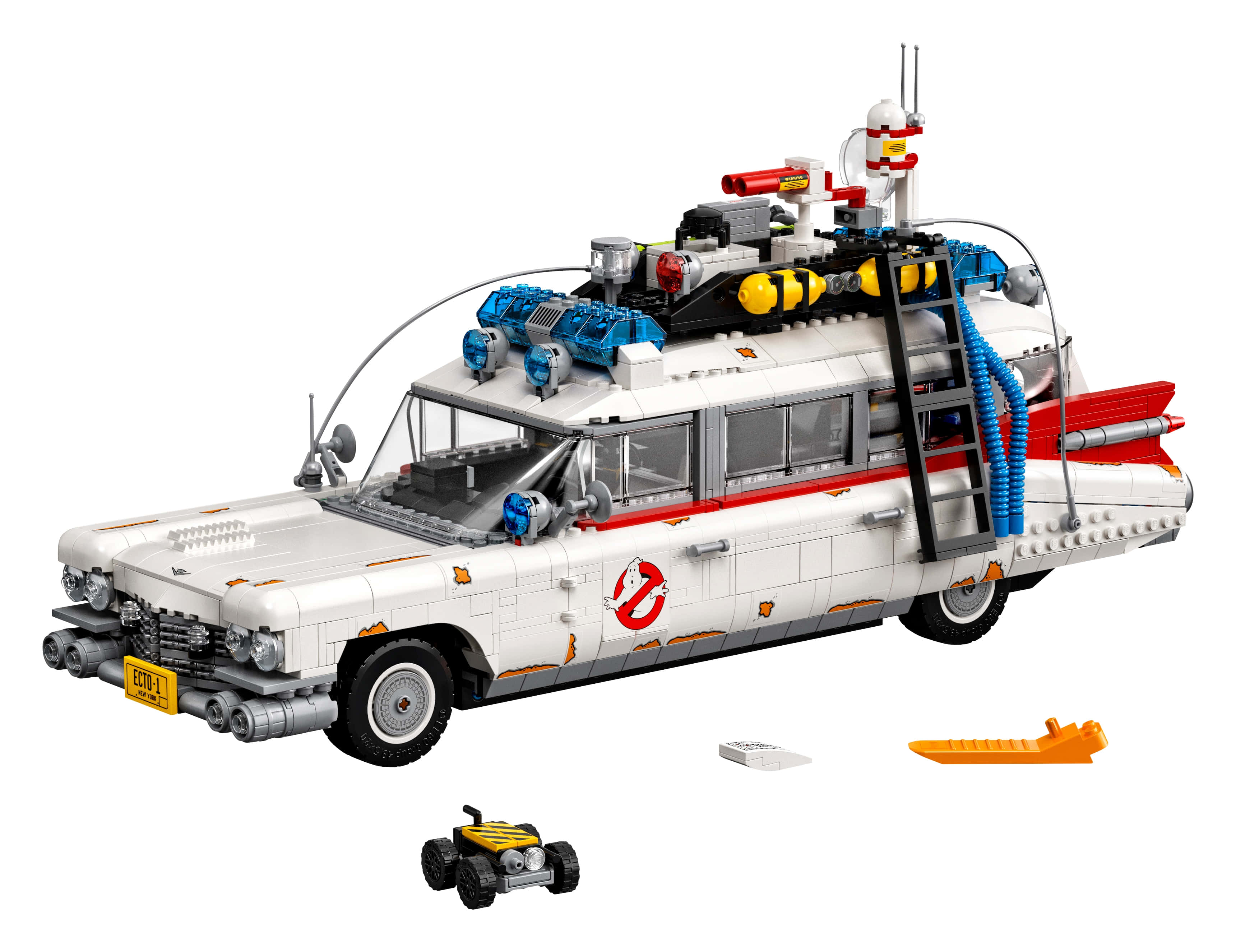 魔鬼剋星 桌布 壁紙 — 一個詳細的LEGO模型，展示捉鬼特攻隊Ecto-1，附有裝備和小型車輛，背景為白色。
