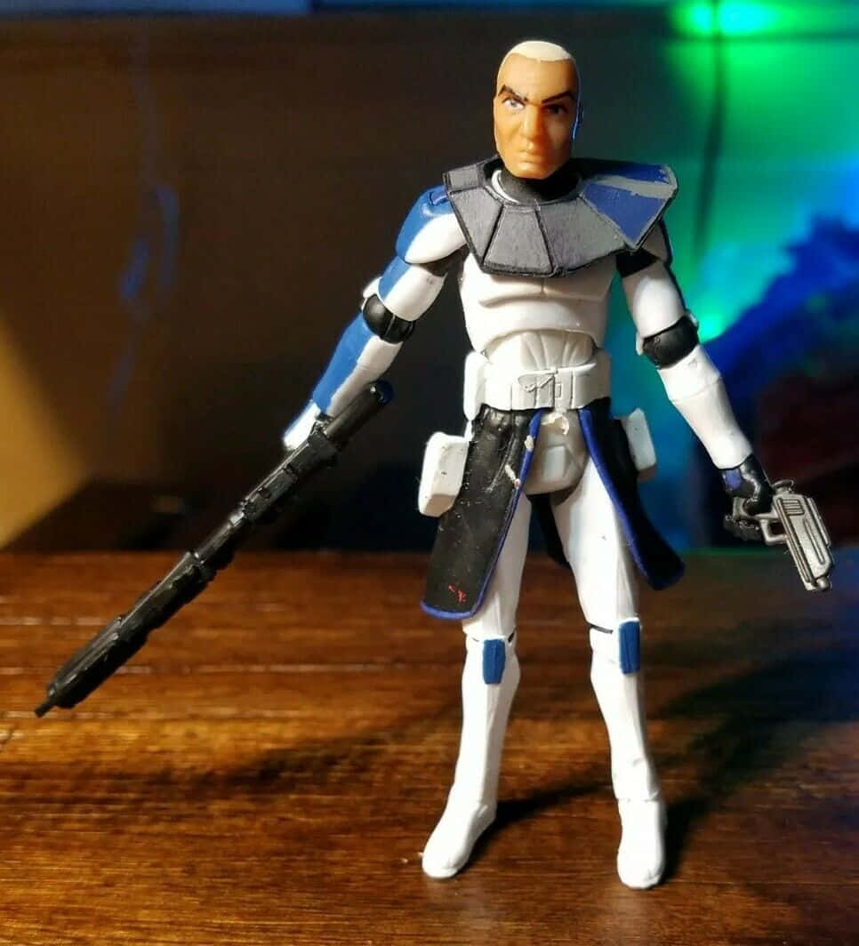 Star Wars Space 桌布 壁紙 — 一個詳細的克隆人突擊隊員白色和藍色盔甲動作人偶站在木質表面上，手持爆能步槍和手槍。