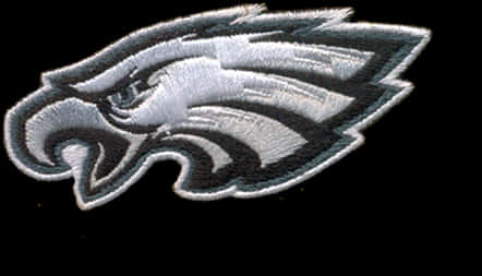 Eagle Logo 桌布 壁紙 — 一個詳細的刺繡費城老鷹隊標誌，使用銀色和黑色線在黑色背景上。