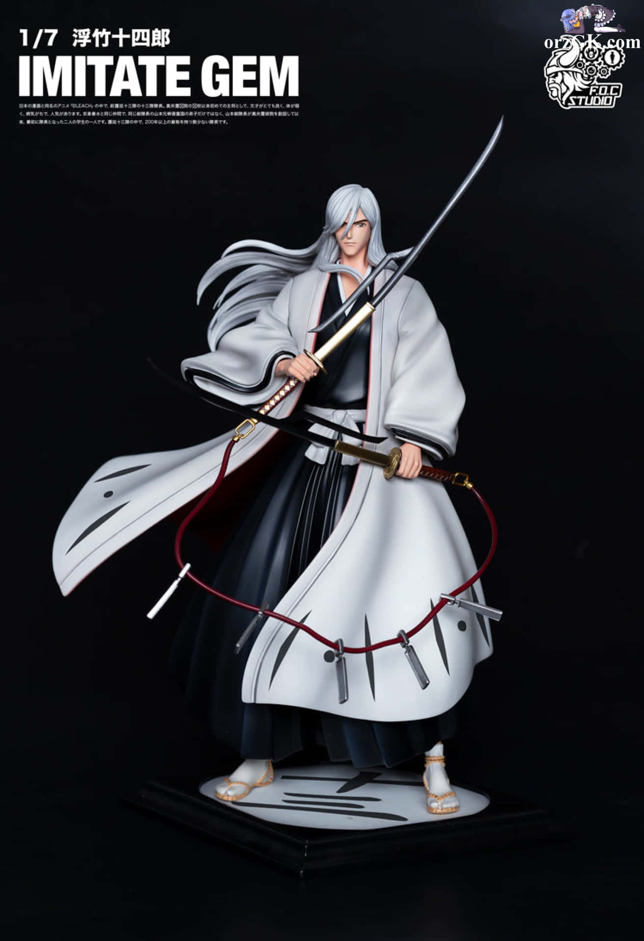 Jushiro Ukitake 桌布 壁紙 — 一個詳細的動漫人偶，描繪一位銀髮劍士身穿黑白長袍，手持武士刀，背景為黑色。