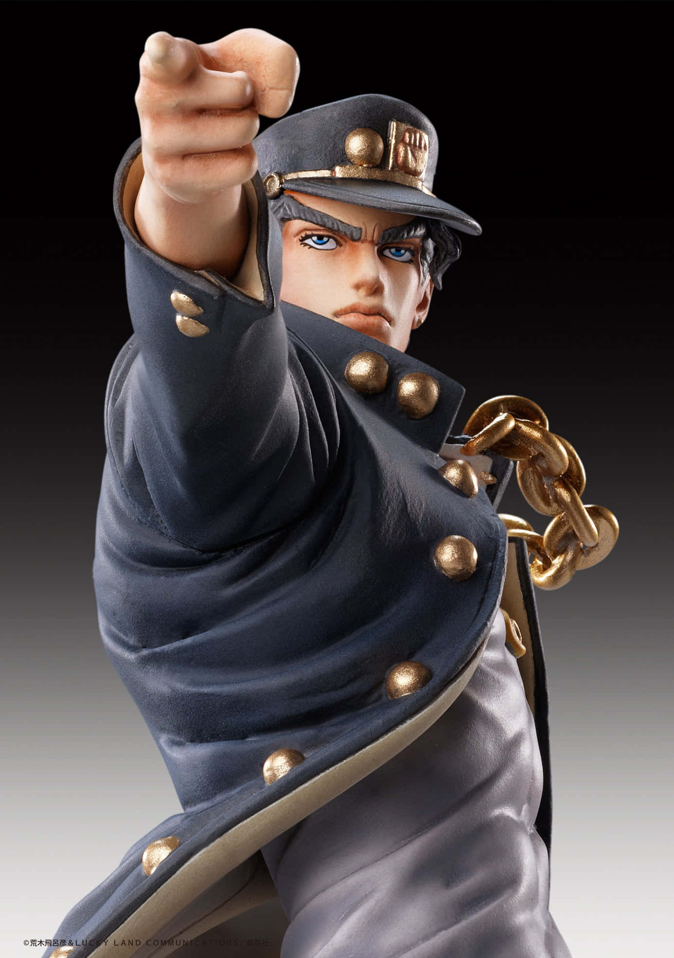 Jotaro 桌布 壁紙 — 一個詳細的動漫人物，一個堅定的男人穿著深藍色軍裝風格外套，帶有金色鈕扣和鏈條，在黑色背景前指向前面。