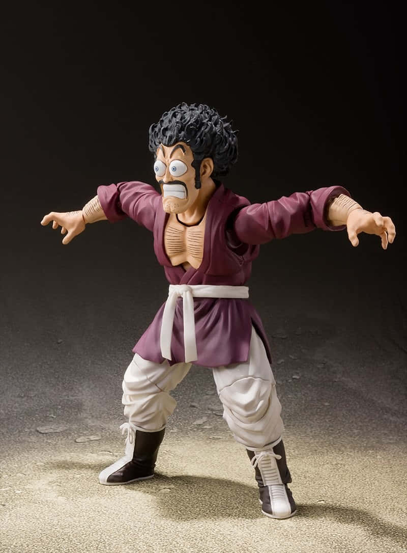 Hercule Satan 桌布 壁紙 — 一個詳細的動漫動作人偶，展示一位肌肉發達的男子穿著紫色道服和白色腰帶，在黑暗的攝影棚背景下擺出動態的戰鬥姿勢。