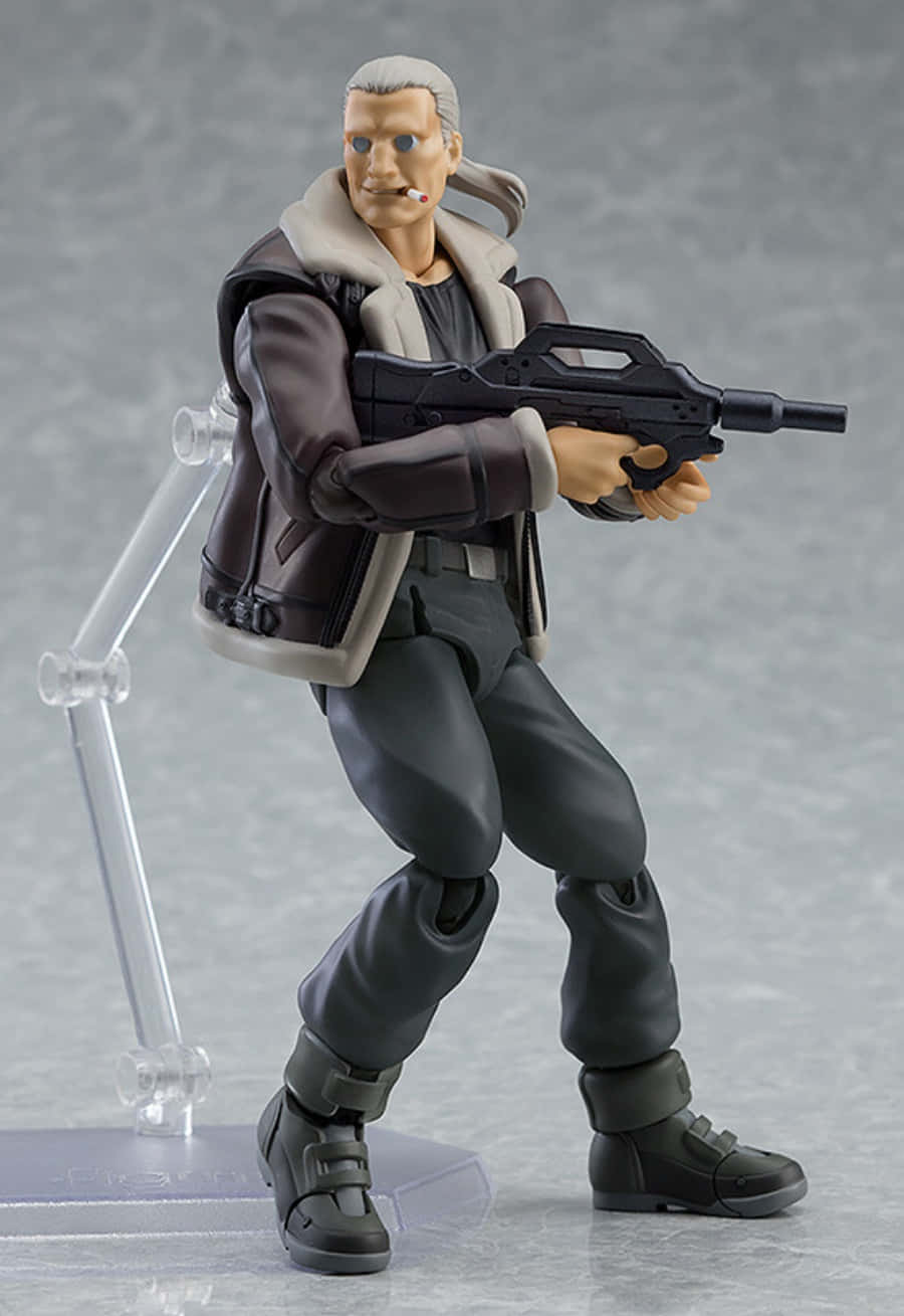 Ghost In The Shell Batou 桌布 壁紙 — 一個詳細的動漫風格可動人偶，描繪一位灰髮男子穿著毛領夾克，在灰色工作室背景前手持黑色步槍。