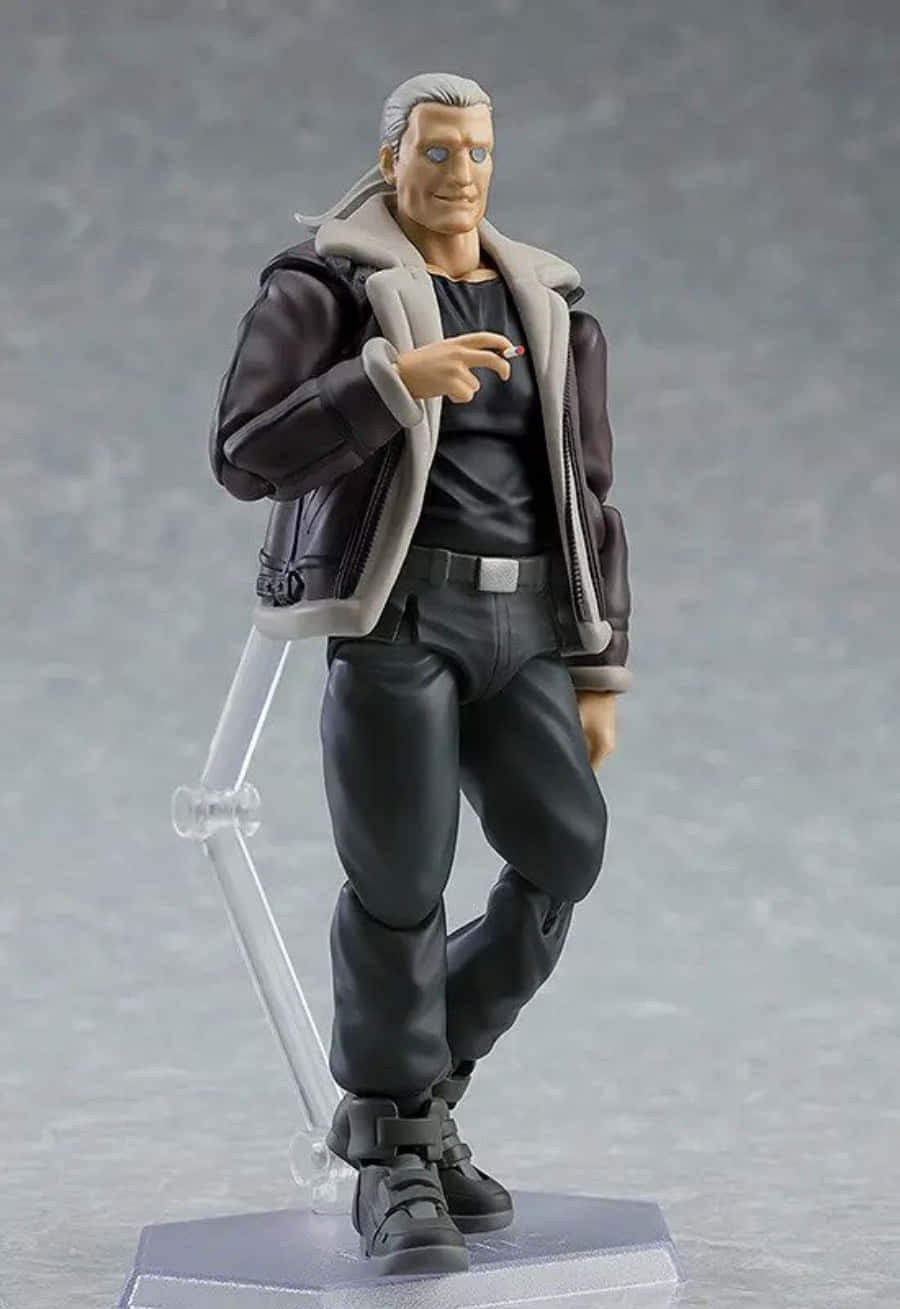 Ghost In The Shell Batou 桌布 壁紙 — 一個詳細的動漫風格可動人偶，描繪一位灰髮藍眼的男性，身穿黑色外套搭配灰色毛領、黑色褲子和靴子，站在透明塑料支架上，背景為灰色紋理背景。