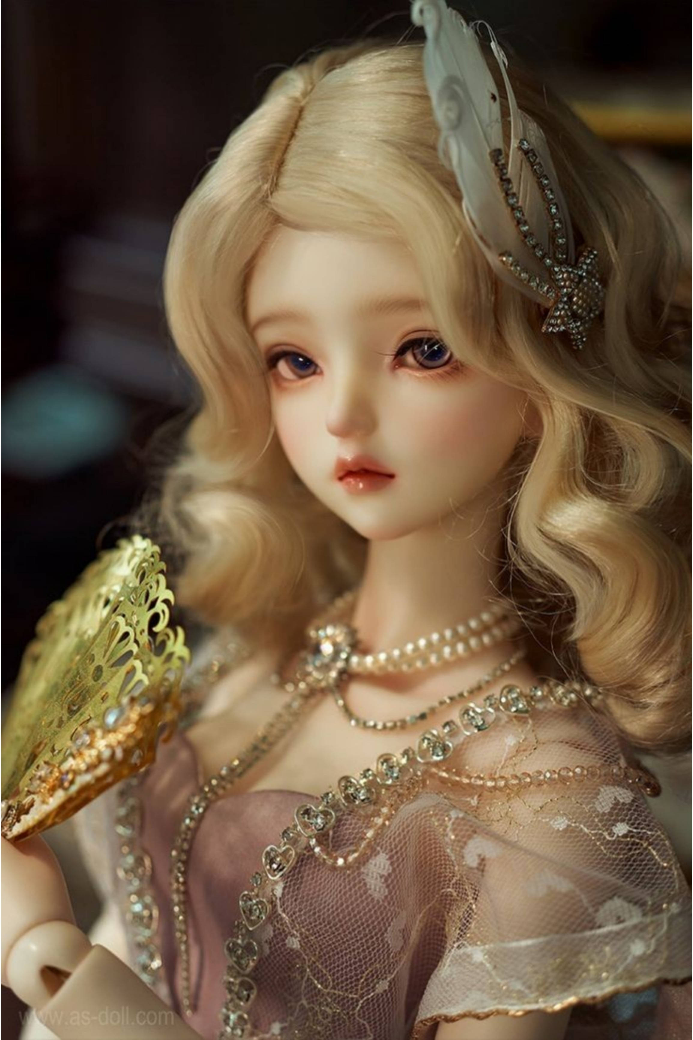Princess 桌布 壁紙 — 一個詳細的動漫風格娃娃的特寫，有金色捲髮和珠寶飾品，拿著一把金色扇子。