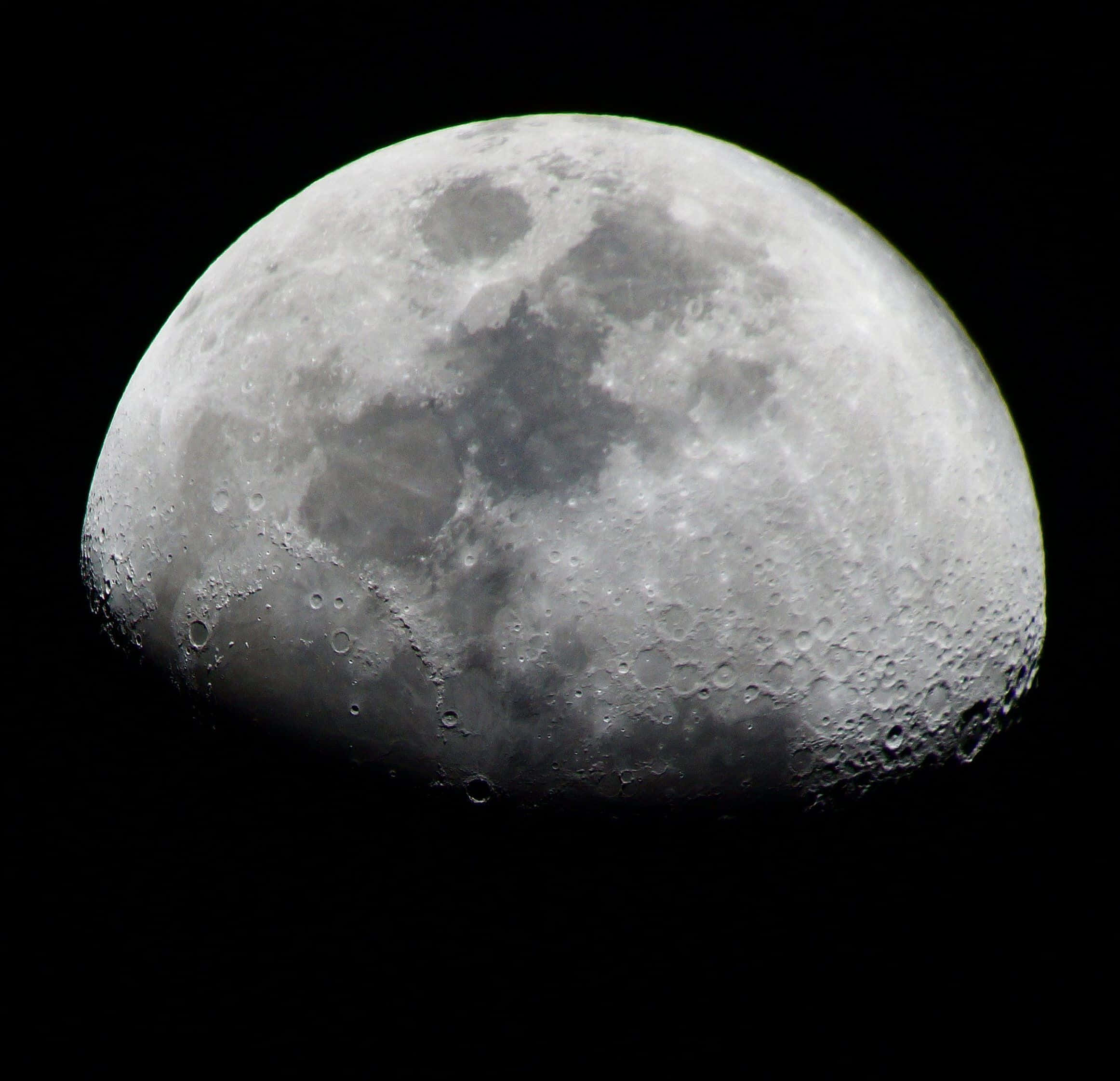Half Moon 桌布 壁紙 — 一個詳細的半月亮在漆黑的天空中發光，顯露出隕石坑和月海紋理。
