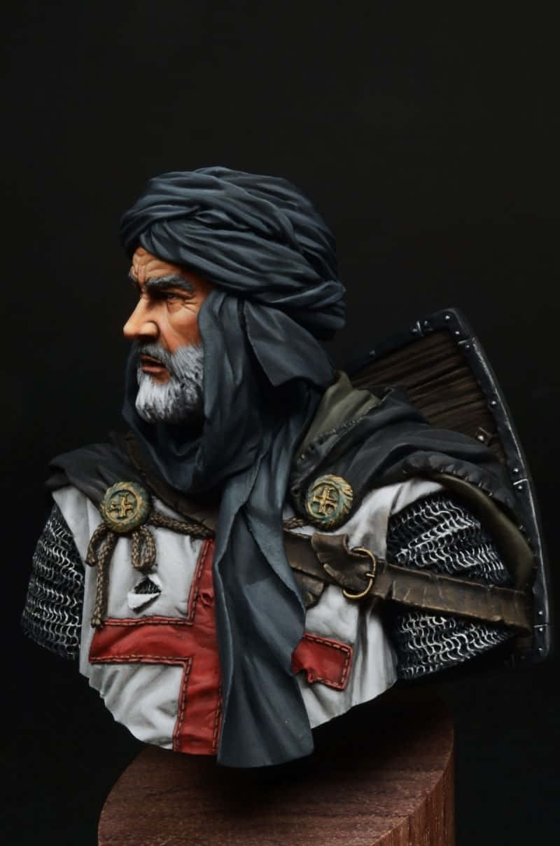 Crusader 桌布 壁紙 — 一個詳細的半身像，描繪一位留鬍鬚的戰士，身穿鎖子甲和紅色十字長袍，戴著深色頭巾和盾牌，背景為黑色。