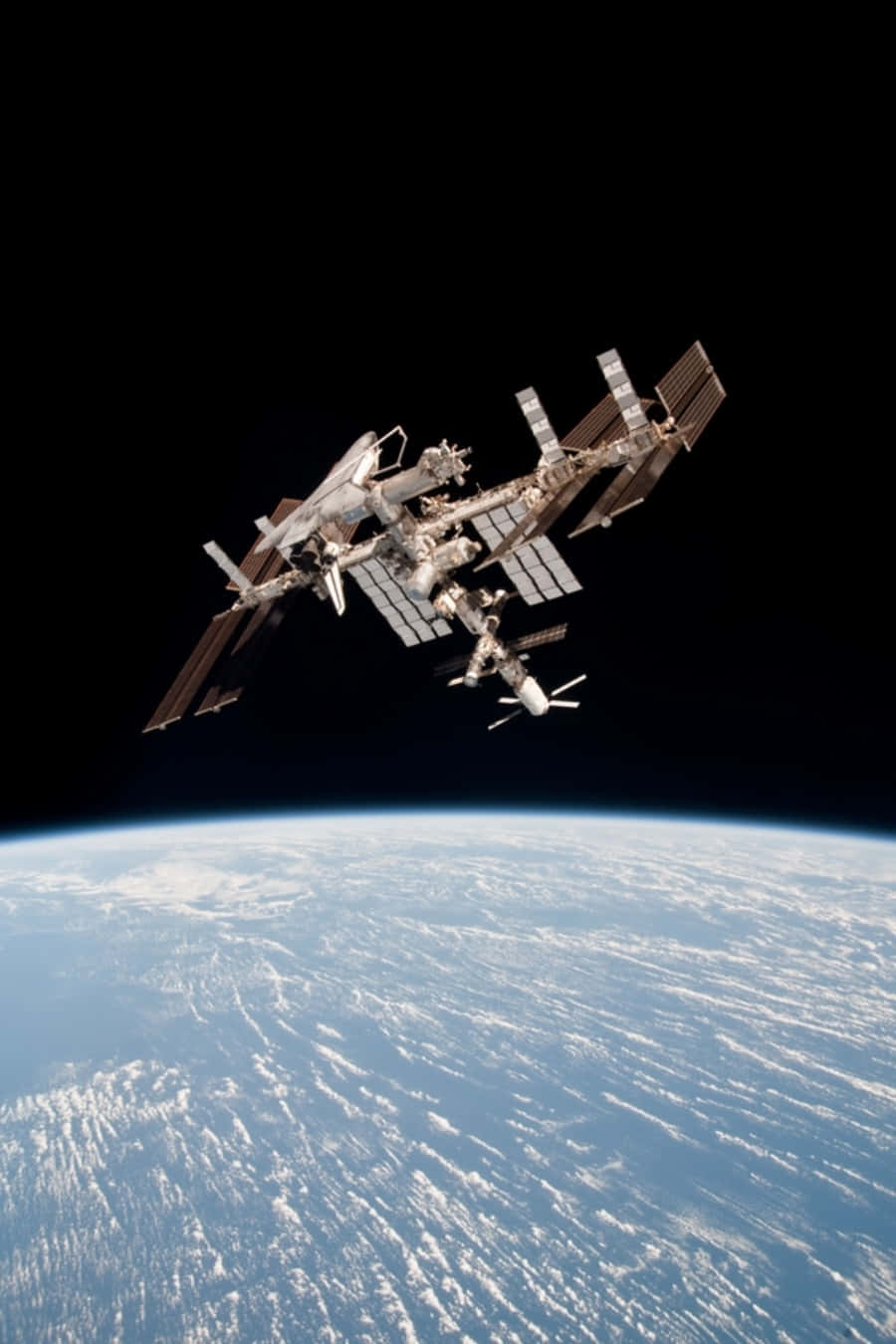 Iss 桌布 壁紙 — 一個詳細的太空站繞地球運行，太陽能板在藍色星球上方的黑色虛空中展開。