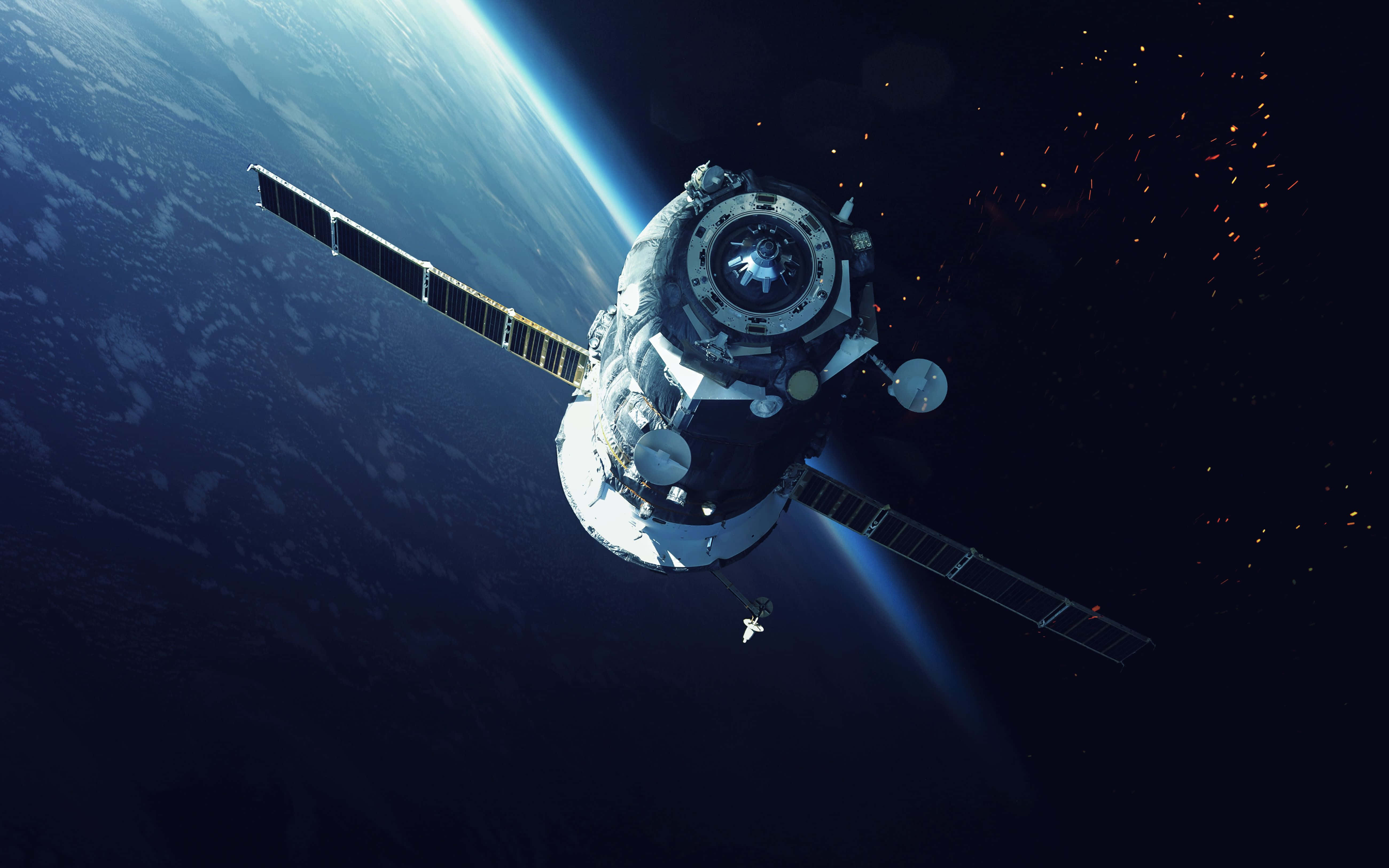 NASA 動態圖片 桌布 壁紙 — 一個詳細的太空站繞地球運行，太陽能板在太空的漆黑和閃爍的星星中展開。