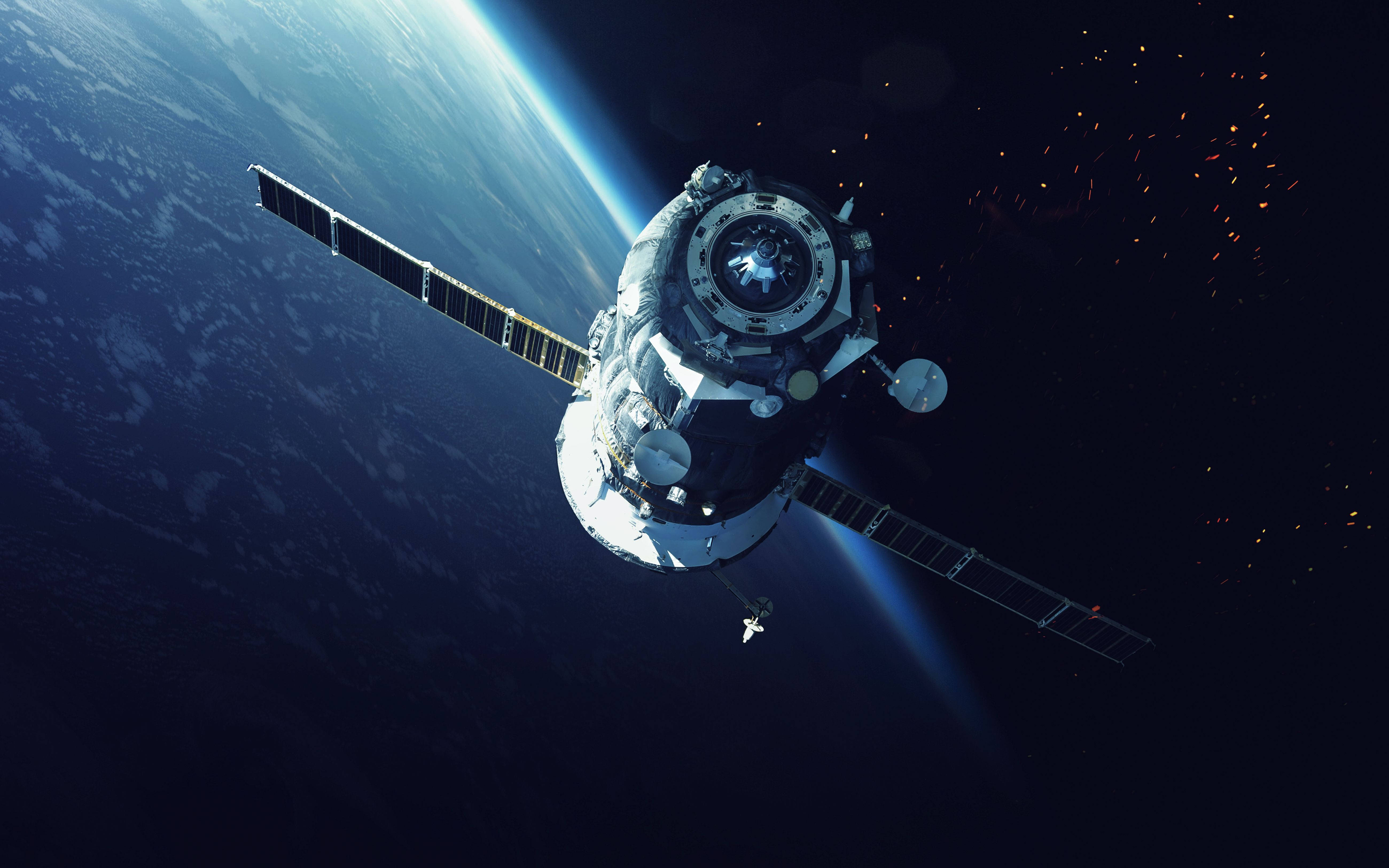 NASA 動態圖片 桌布 壁紙 — 一個詳細的太空站繞地球運行，太陽能板在太空的黑暗和發光的星星中展開。