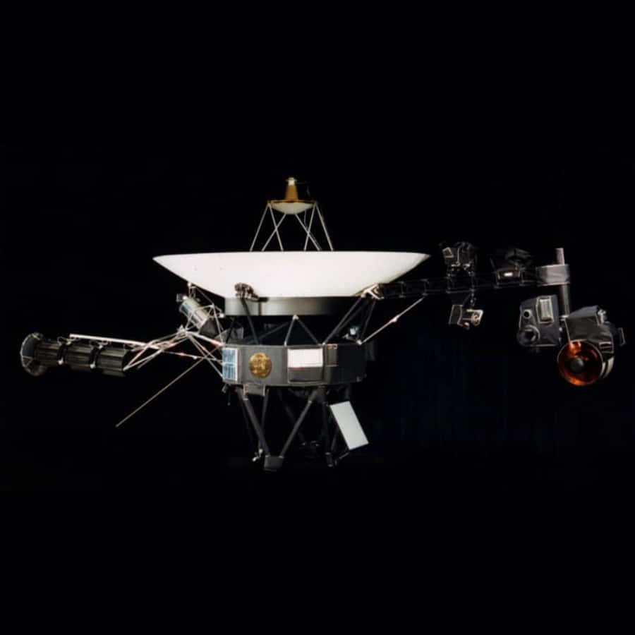 Voyager 桌布 壁紙 — 一個詳細的太空船，帶有大型白色碟形天線和伸展的機械臂，漂浮在漆黑的虛空中。