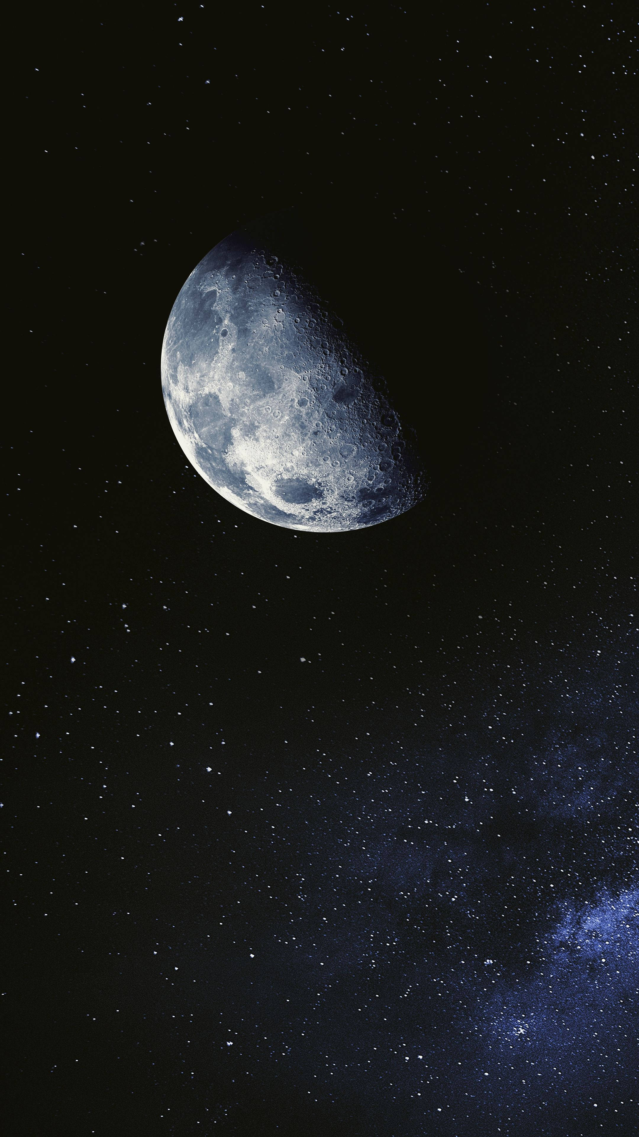 夜空 桌布 壁紙 — 一個詳細的彎月在繁星點點的夜空下發光，下方有充滿活力的藍色星雲。