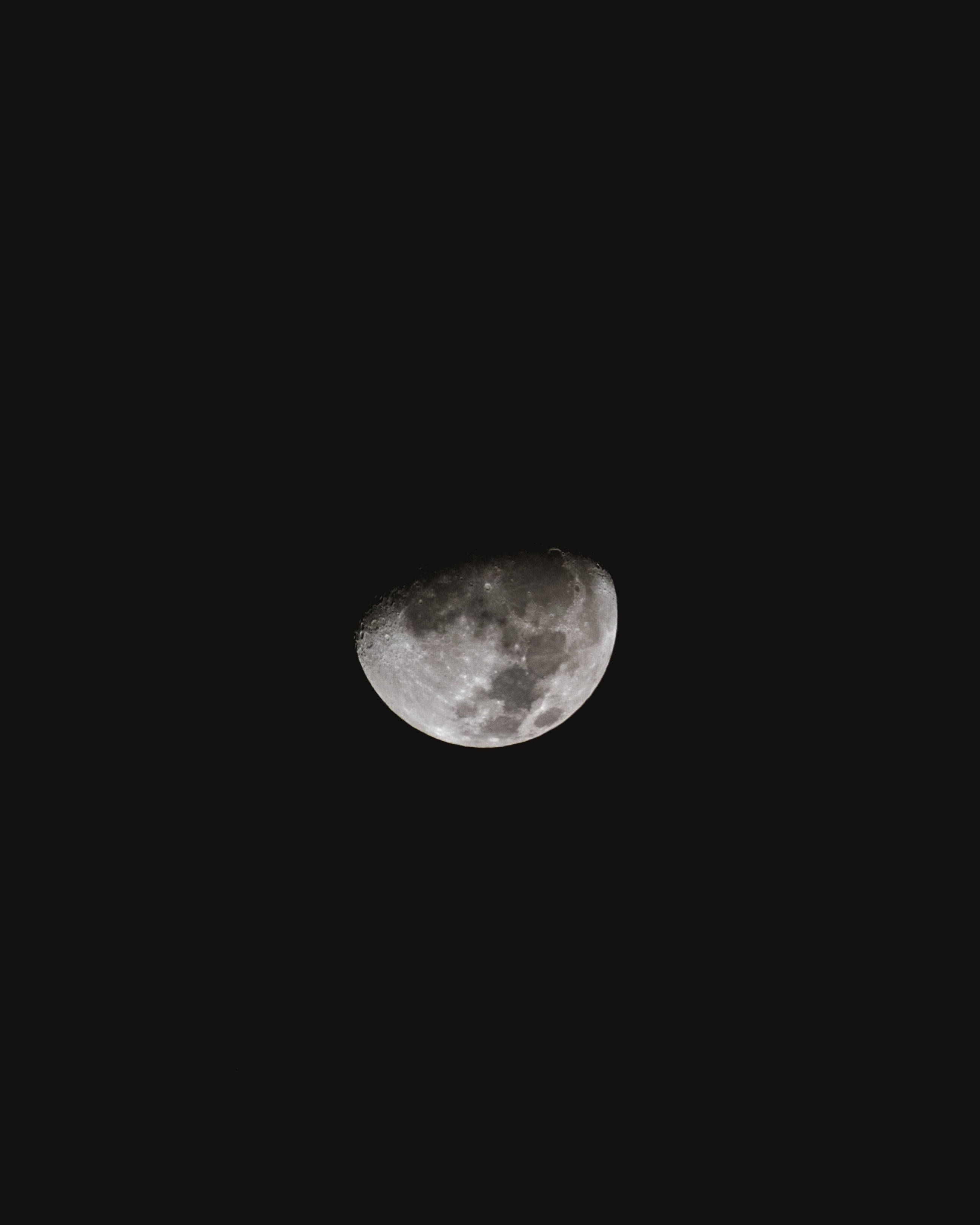 Dark Halloween 桌布 壁紙 — 一個詳細的彎月孤獨地懸掛在漆黑的夜空中，顯露出隕石坑和陰影。