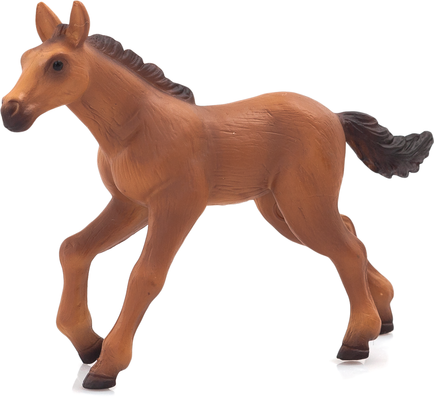 Foal 桌布 壁紙 — 一個詳細的棕色塑料小馬雕像，在黑色背景下處於跨步中間。