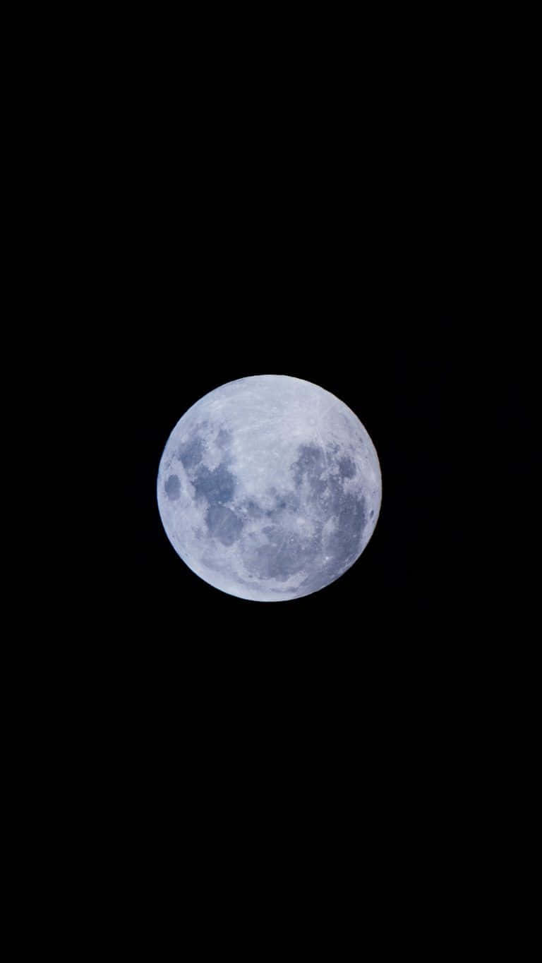 月光 桌布 壁紙 — 一個詳細的滿月，在深黑色的夜空中發出淡藍色的光芒。