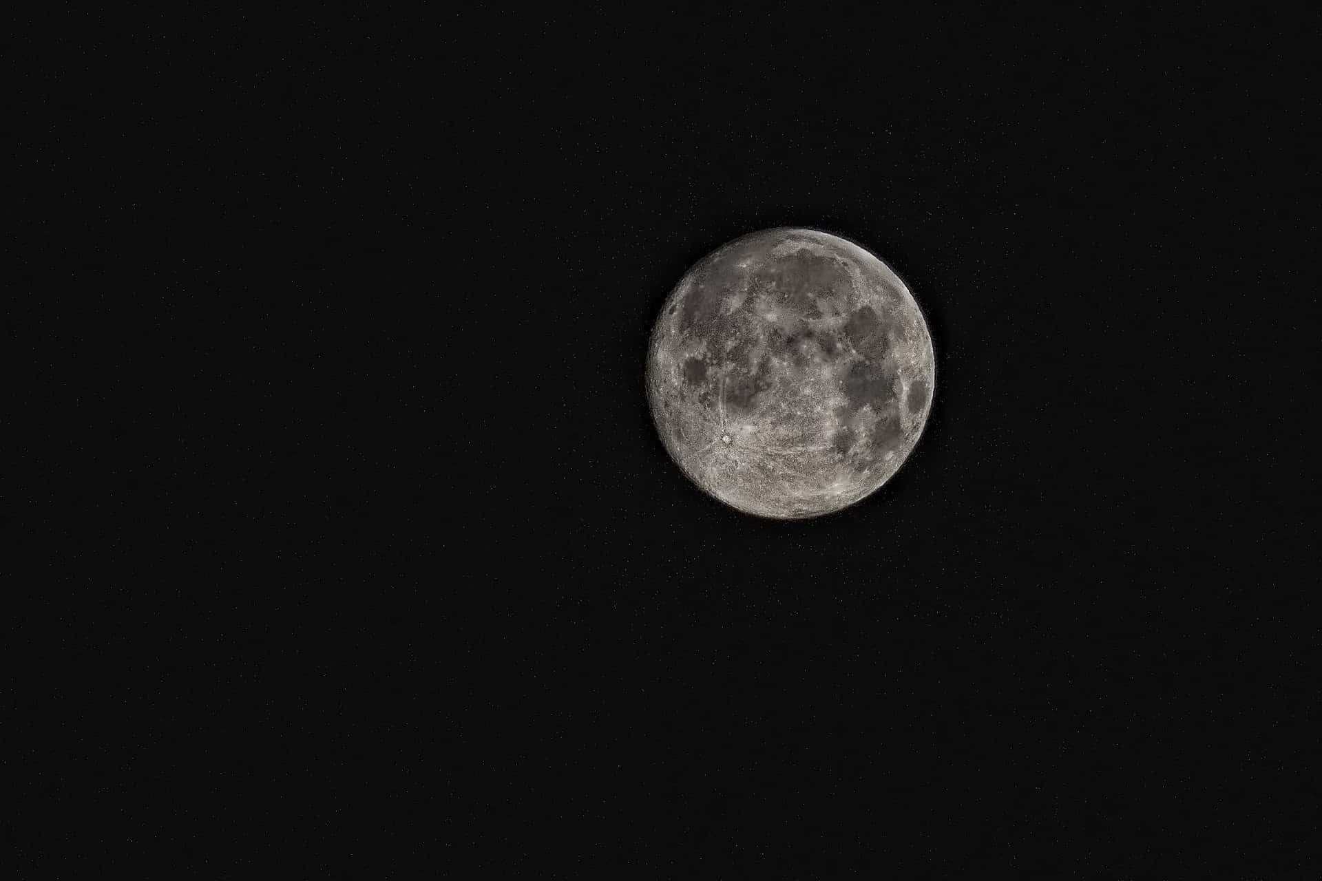 Cool Moon 桌布 壁紙 — 一個詳細的滿月，帶有隕石坑和月海，在深黑色的夜空中發光。