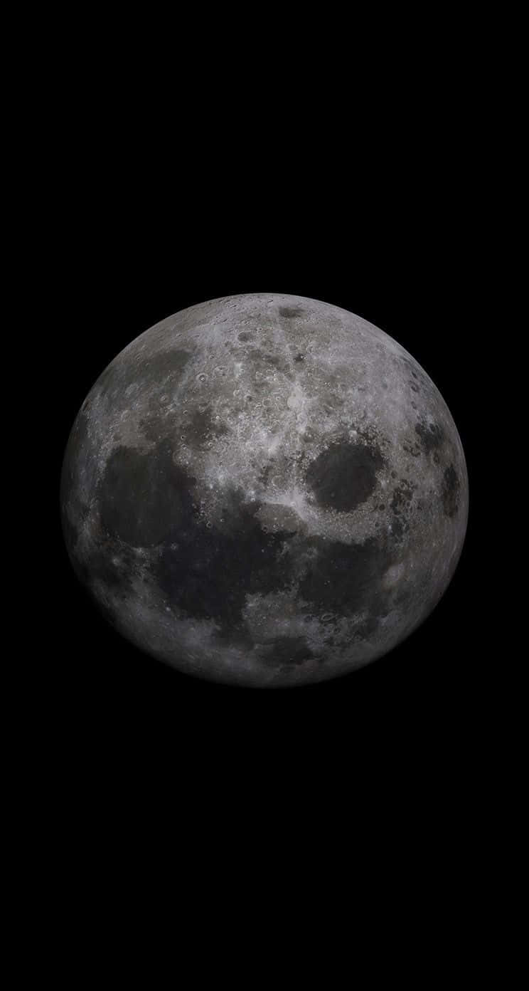 Moon iPhone 桌布 壁紙 — 一個詳細的滿月，帶有隕石坑和月海，在漆黑的天空中柔和發光。