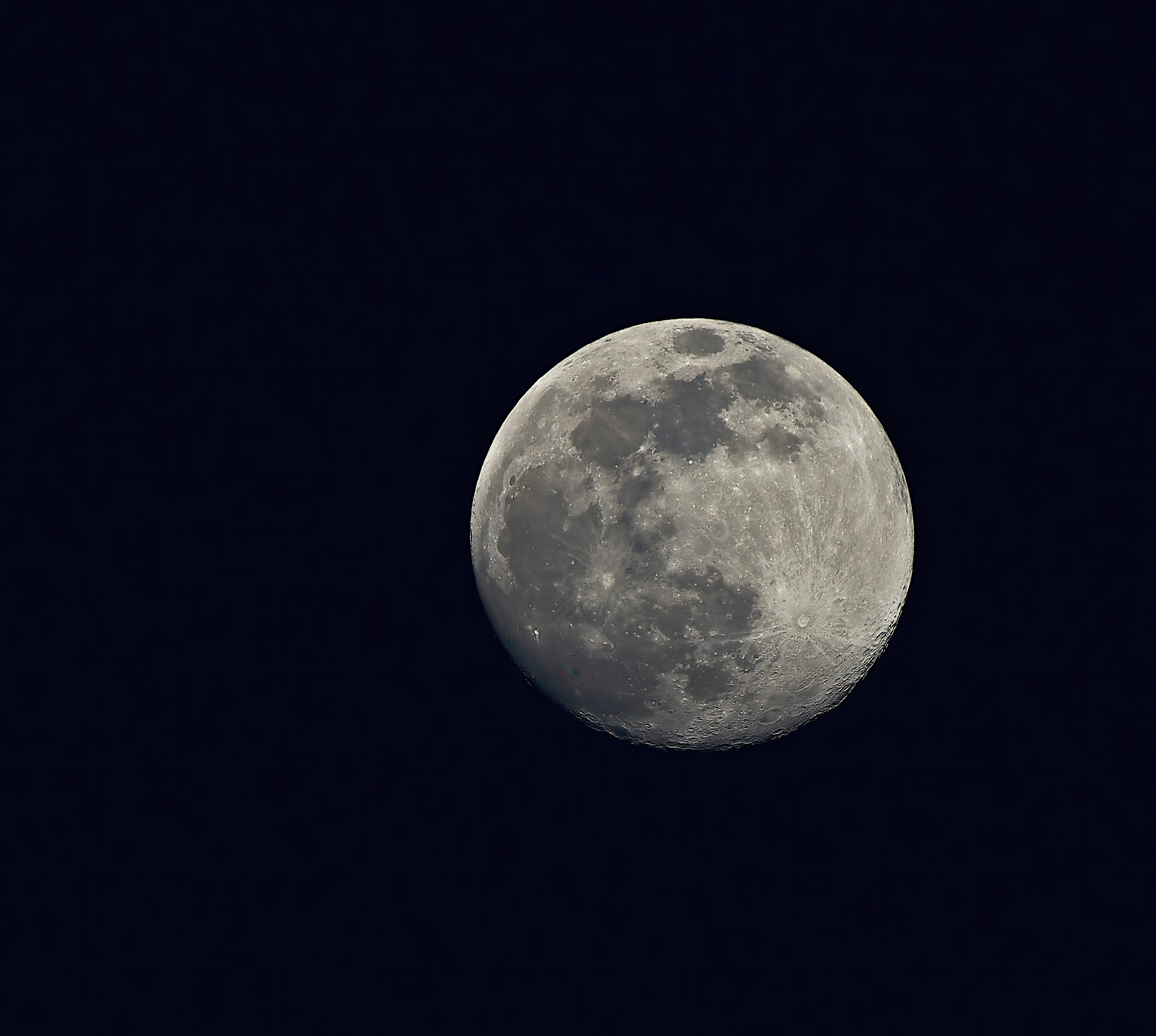 Beautiful Full Moon 桌布 壁紙 — 一個詳細的滿月，帶有隕石坑和月海，在深黑色的夜空中發光。