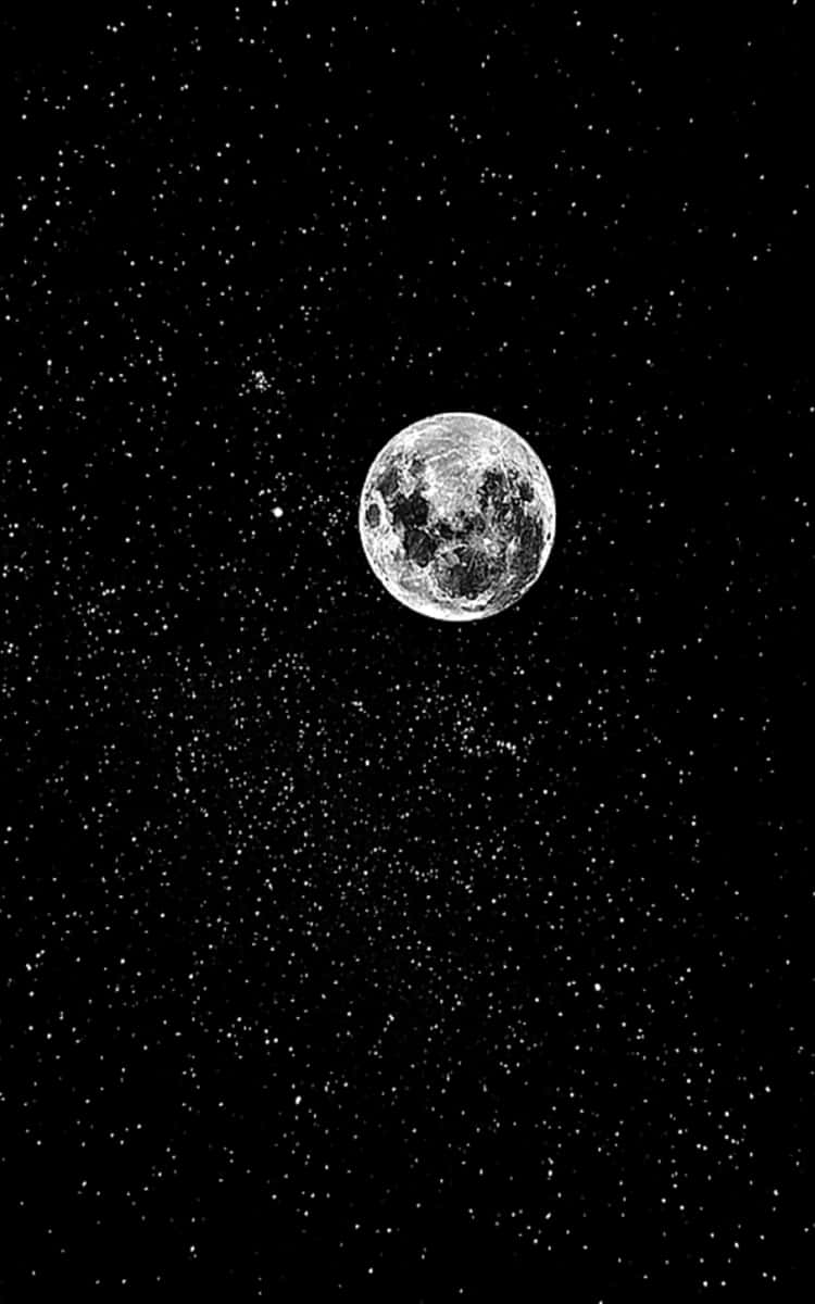 Moon And Stars Phone 桌布 壁紙 — 一個詳細的灰階月亮在深邃黑色宇宙背景中，在無數星星之間寧靜地漂浮。