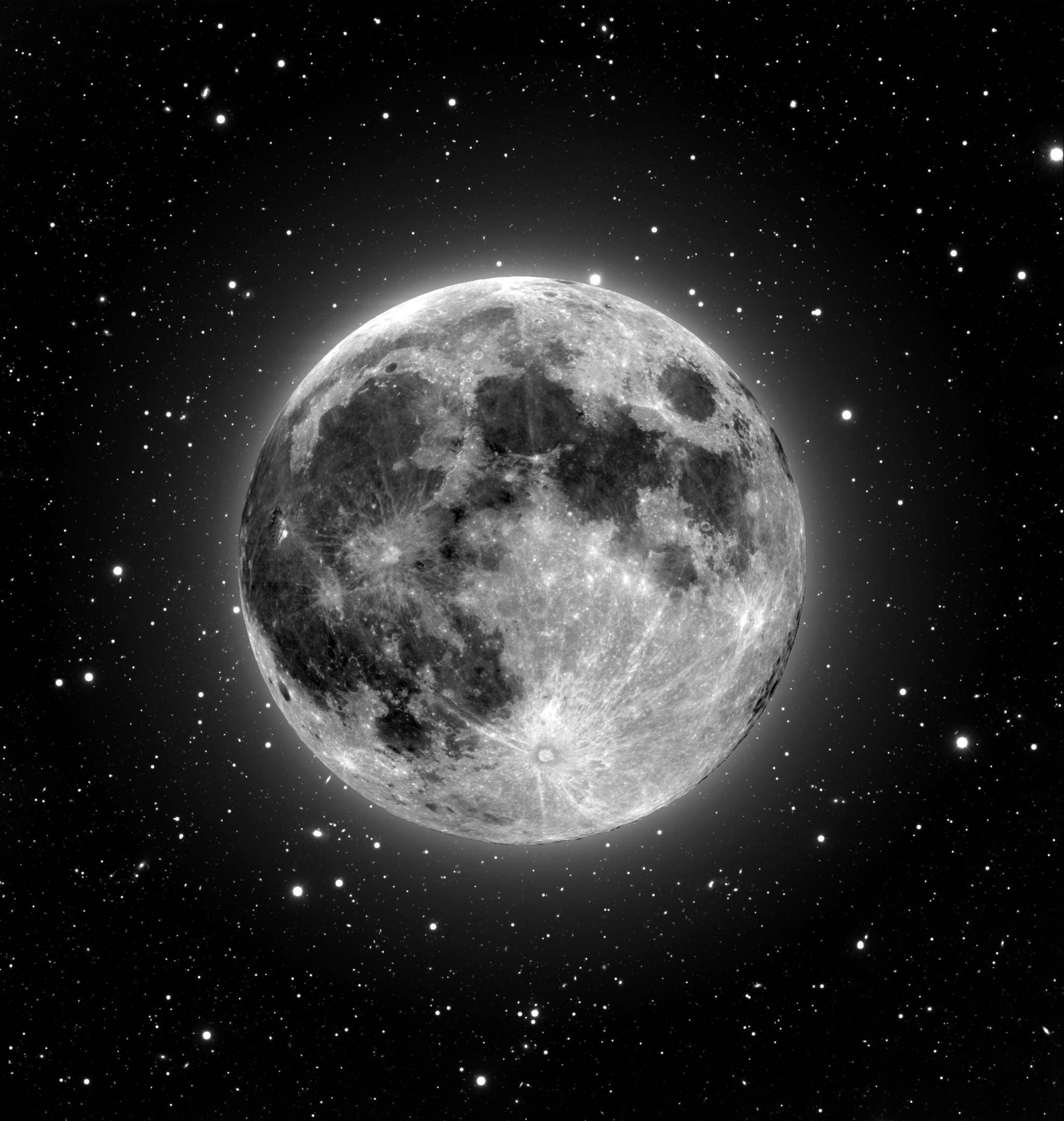 月亮與星星 桌布 壁紙 — 一個詳細的灰階滿月主導了繁星點點的夜空，帶有清晰的隕石坑和發光的高光。