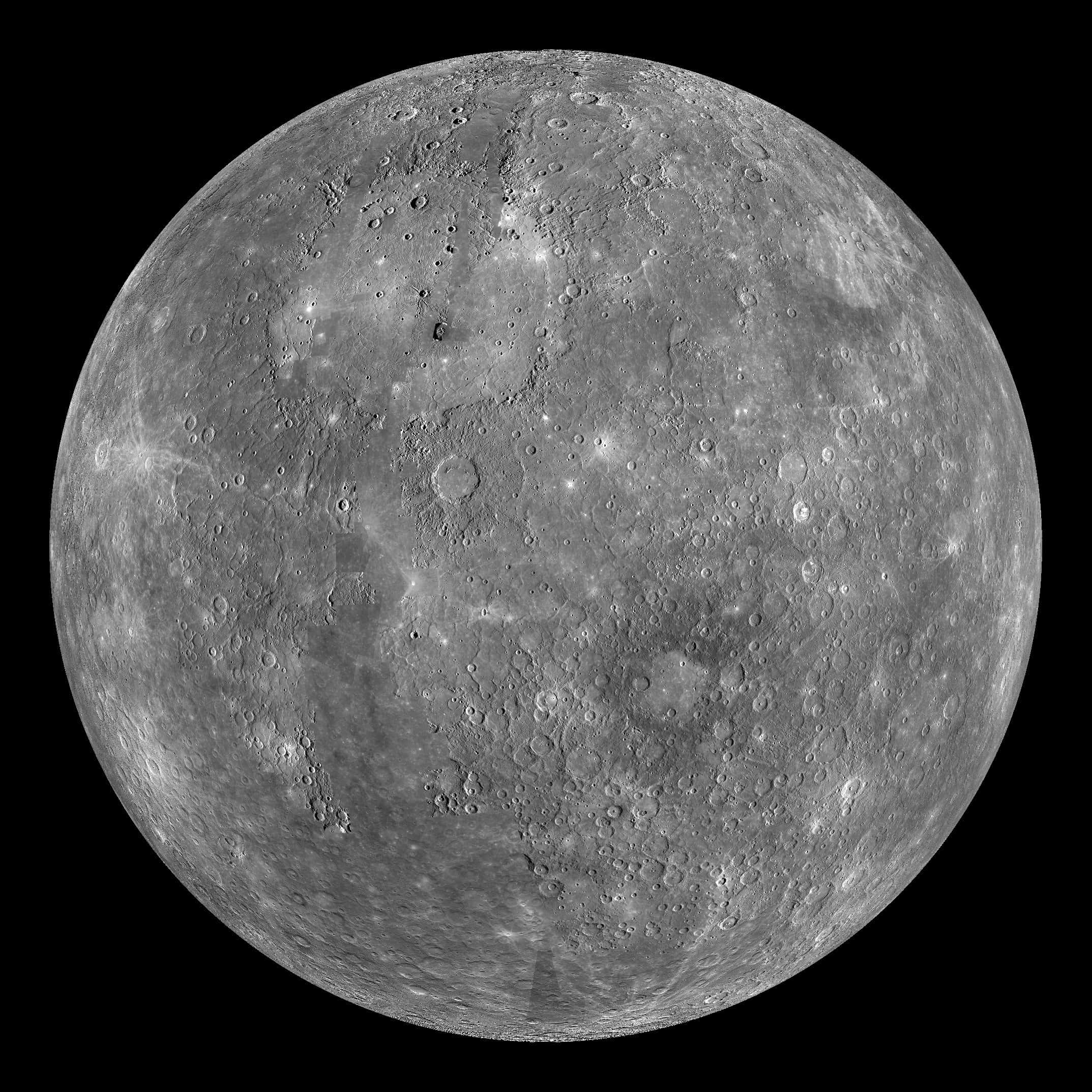Mercury 桌布 壁紙 — 一個詳細的灰階視圖，顯示水星佈滿隕石坑的表面，背景是黑色的太空虛空。