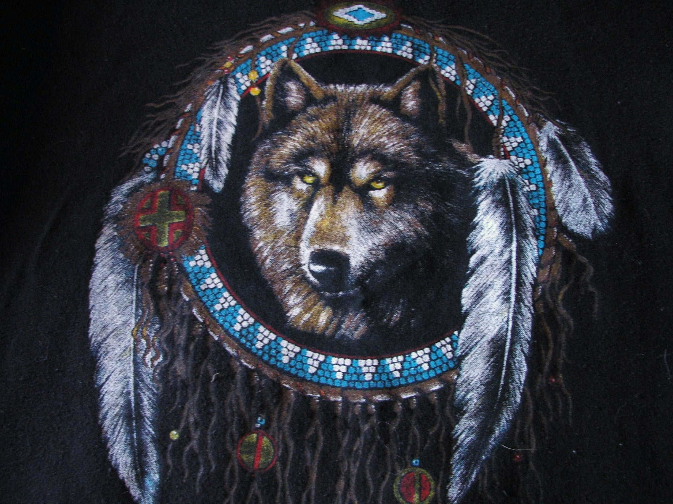 Tribal Wolf 桌布 壁紙 — 一個詳細的狼臉位於串珠捕夢網中央，帶有羽毛和部落符號，背景為深色。