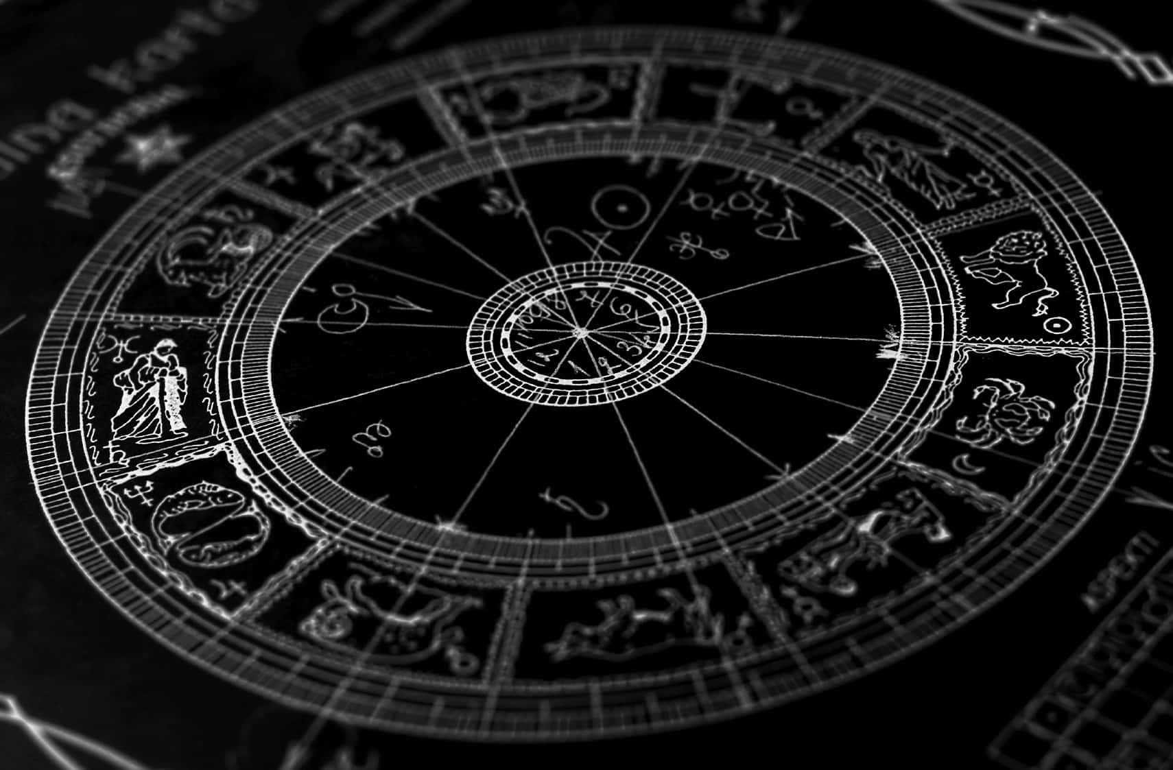astrology 桌布 壁紙 — 一個詳細的白色線條繪圖，描繪了黑色背景上的占星圖表，帶有星座和符號。
