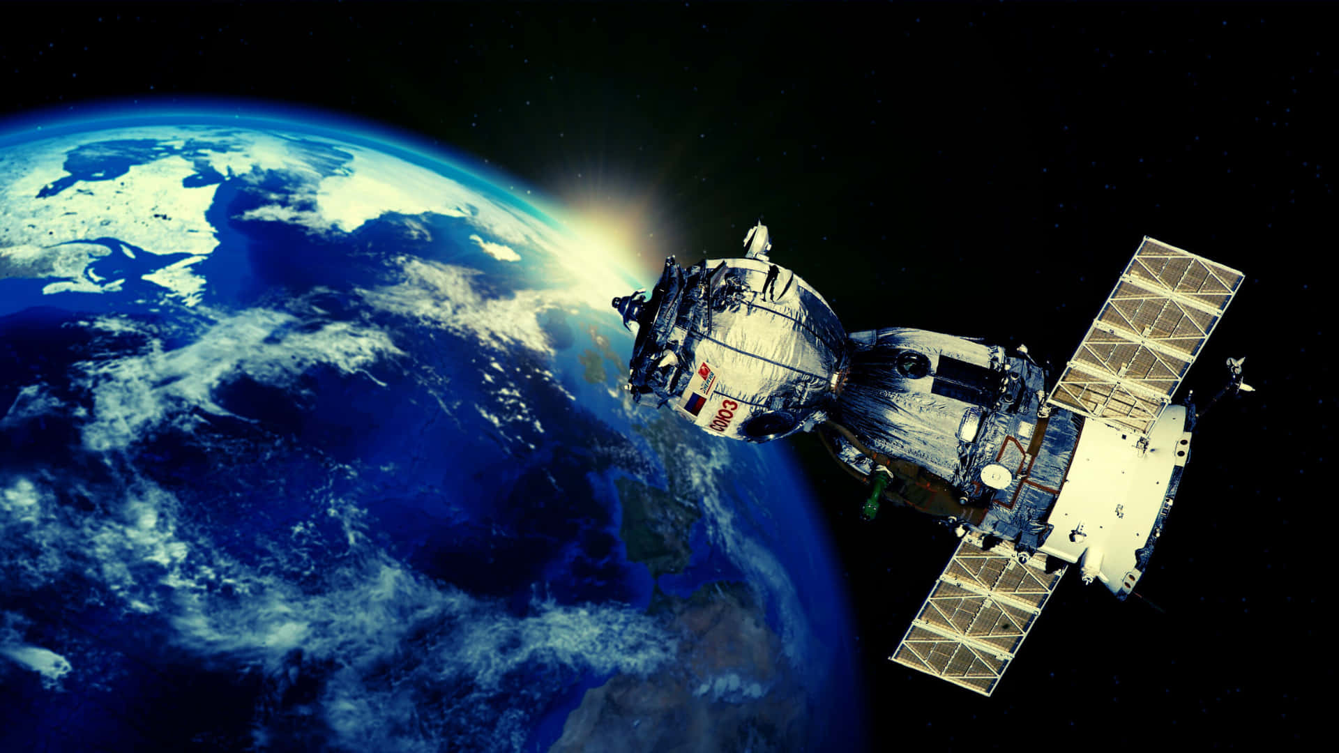 Spacecraft 桌布 壁紙 — 一個詳細的衛星在日出時繞地球運行，呈現充滿活力的藍色海洋、白色雲朵和發光的地平線。