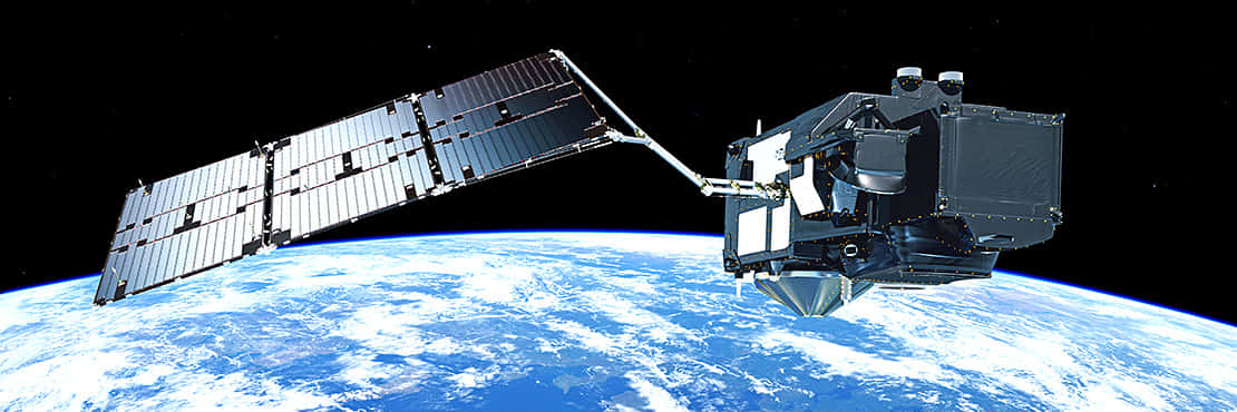 Satellite Technology 桌布 壁紙 — 一個詳細的衛星帶有太陽能板，在地球藍白相間的彎曲地平線上方繞行，背景是太空的漆黑。