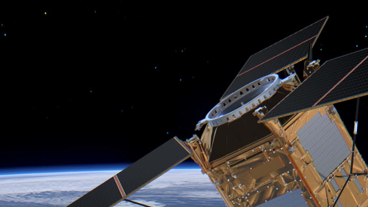 Satellite Technology 桌布 壁紙 — 一個詳細的衛星帶有太陽能板，在繁星點點的黑色天空和發光的藍色大氣層背景下繞地球運行。