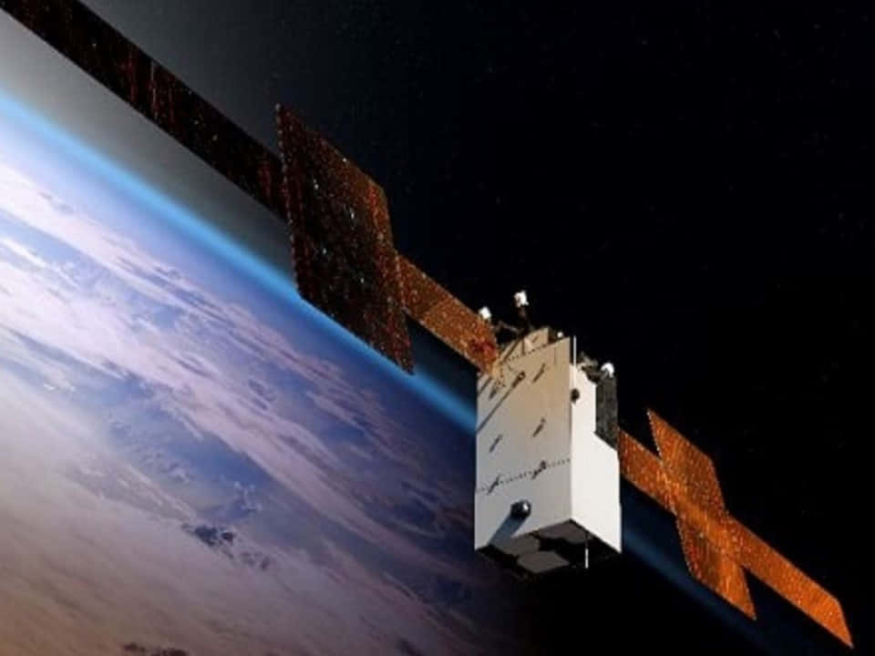 Satellite Technology 桌布 壁紙 — 一個詳細的衛星帶有太陽能板，在繁星點點的黑色天空中繞地球運行，展示下方行星的曲率。