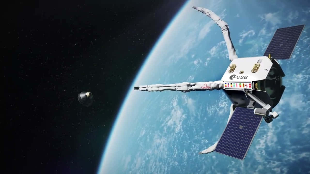 Space Satellite 桌布 壁紙 — 一個詳細的衛星帶有太陽能板，在繁星點點的黑色天空中繞地球運行，展示藍色海洋和白色雲層。