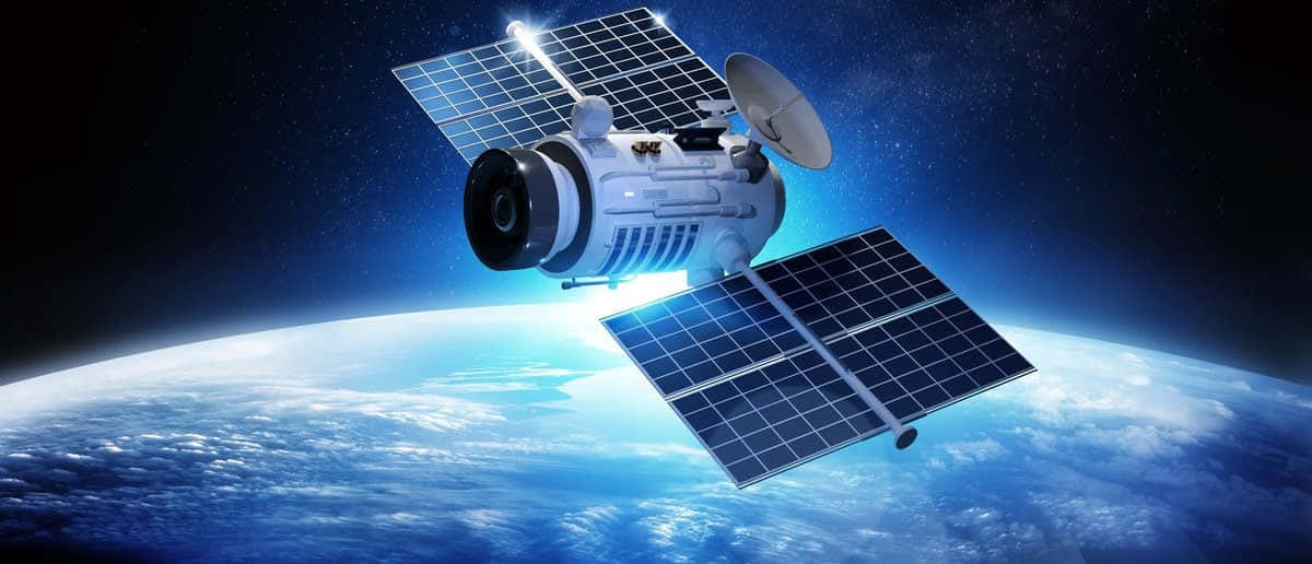 Satellite 桌布 壁紙 — 一個詳細的衛星帶有太陽能板，在繁星點點的宇宙背景下繞地球運行。