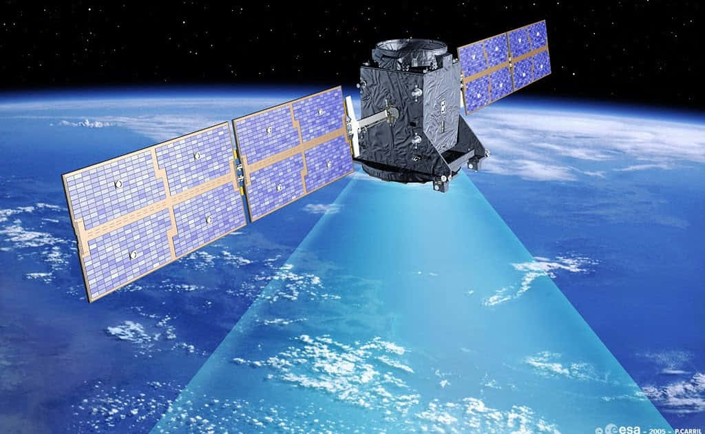 Satellite 桌布 壁紙 — 一個詳細的衛星帶有太陽能板環繞地球，在繁星點點的黑色天空中，向海洋和雲層投射出藍色光束。