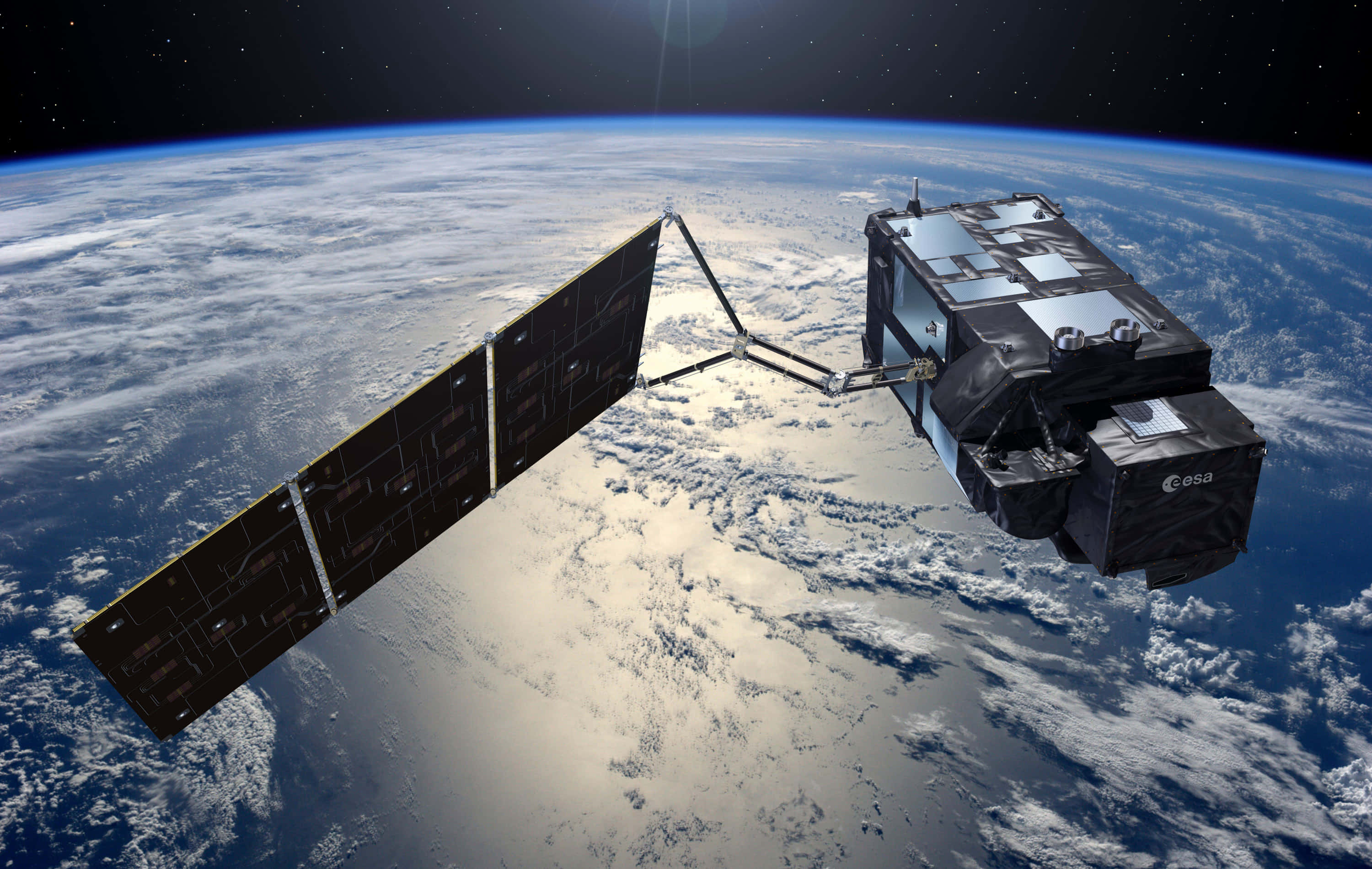 Space Satellite 桌布 壁紙 — 一個詳細的衛星帶有太陽能板環繞地球運行，展示出旋轉的雲層和藍色海洋，背景是漆黑的太空。