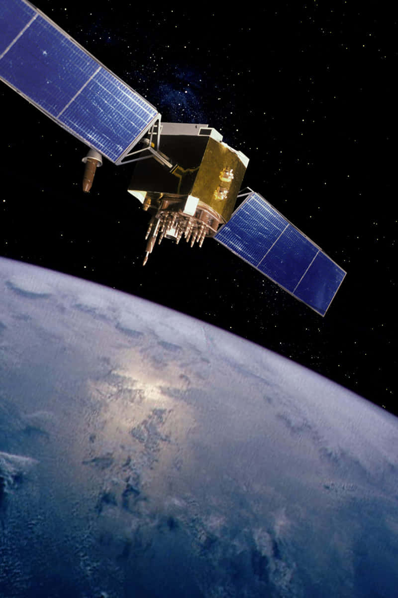 Satellite 桌布 壁紙 — 一個詳細的衛星帶有藍色太陽能板，在繁星點點的黑色天空中繞地球運行。