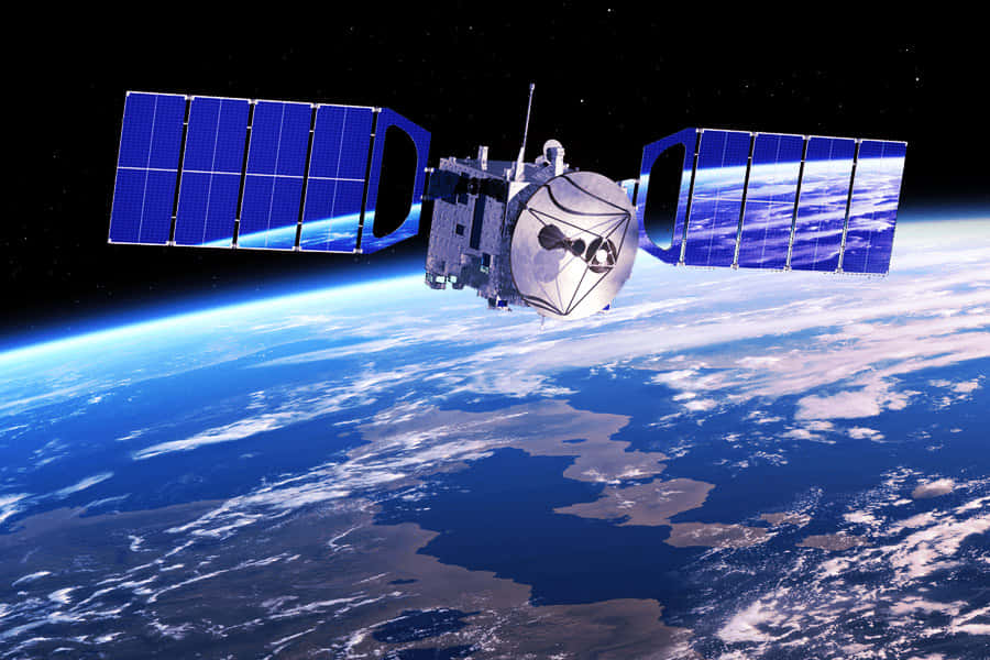 Satellite Technology 桌布 壁紙 — 一個詳細的衛星帶有藍色太陽能板環繞地球運行，在太空的漆黑背景下展示下方旋轉的雲層和大陸。