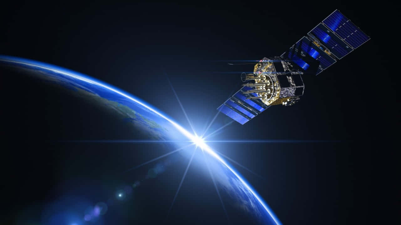 Space Satellite 桌布 壁紙 — 一個詳細的衛星帶有藍色太陽能板繞地球運行，太陽在行星彎曲的地平線上明亮地閃耀。