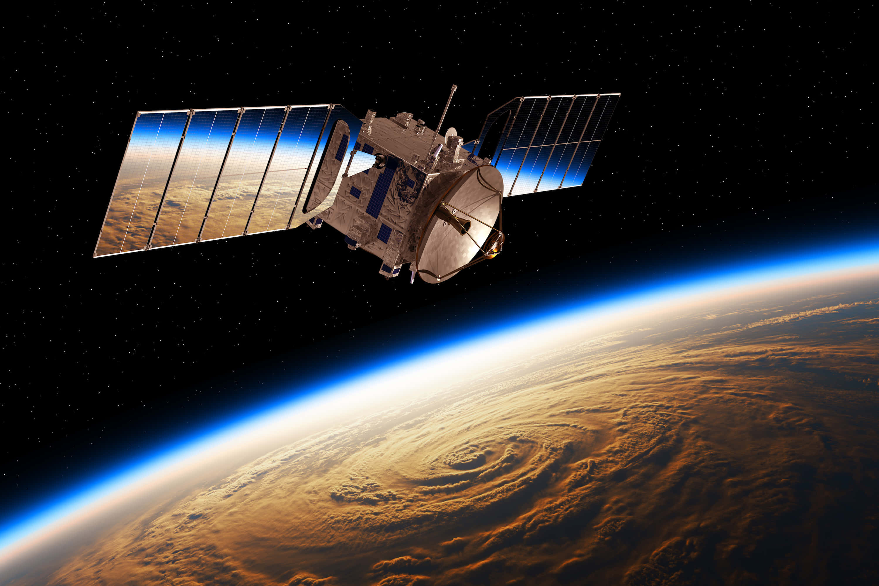 Satellite 桌布 壁紙 — 一個詳細的衛星環繞地球運行，捕捉行星的旋轉雲層和發光的大氣層，背景是星光閃爍的黑色天空。